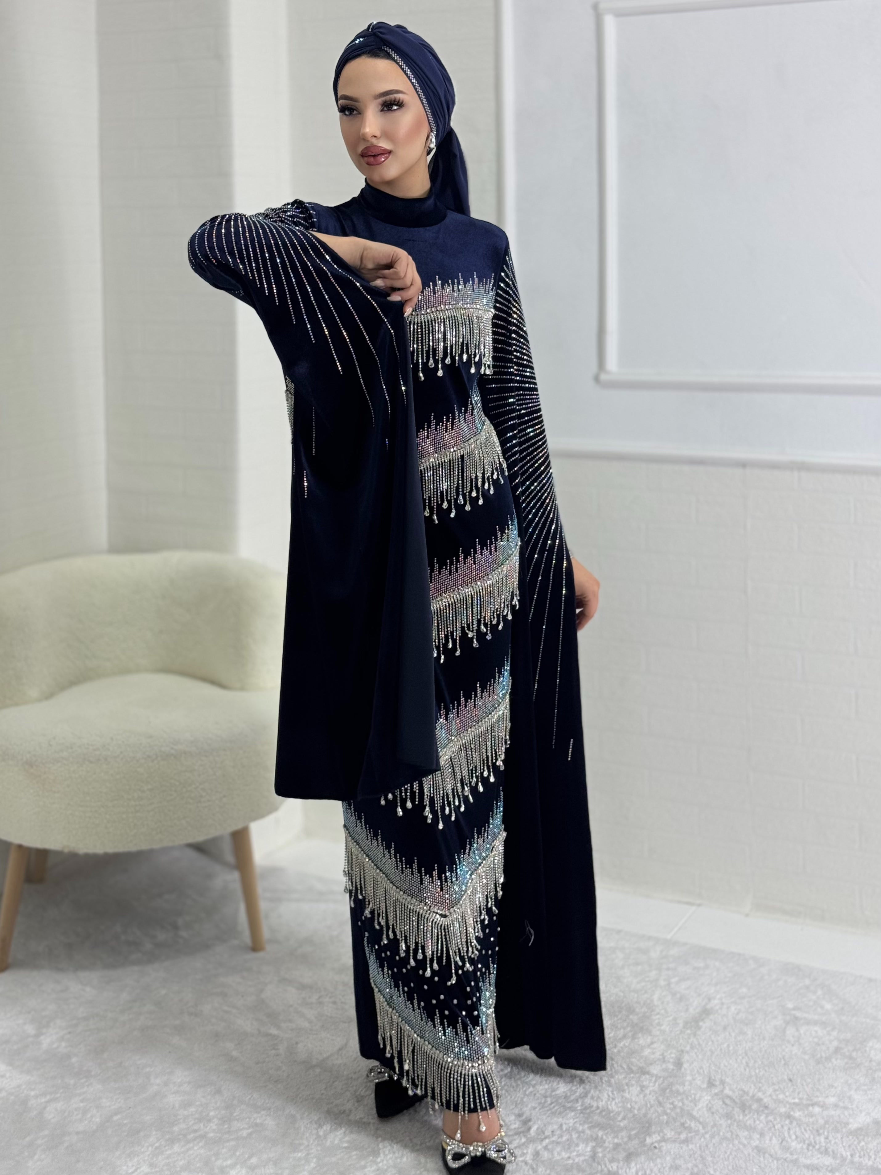 فستان سهرة مخملي أزرق مزين بالأحجار