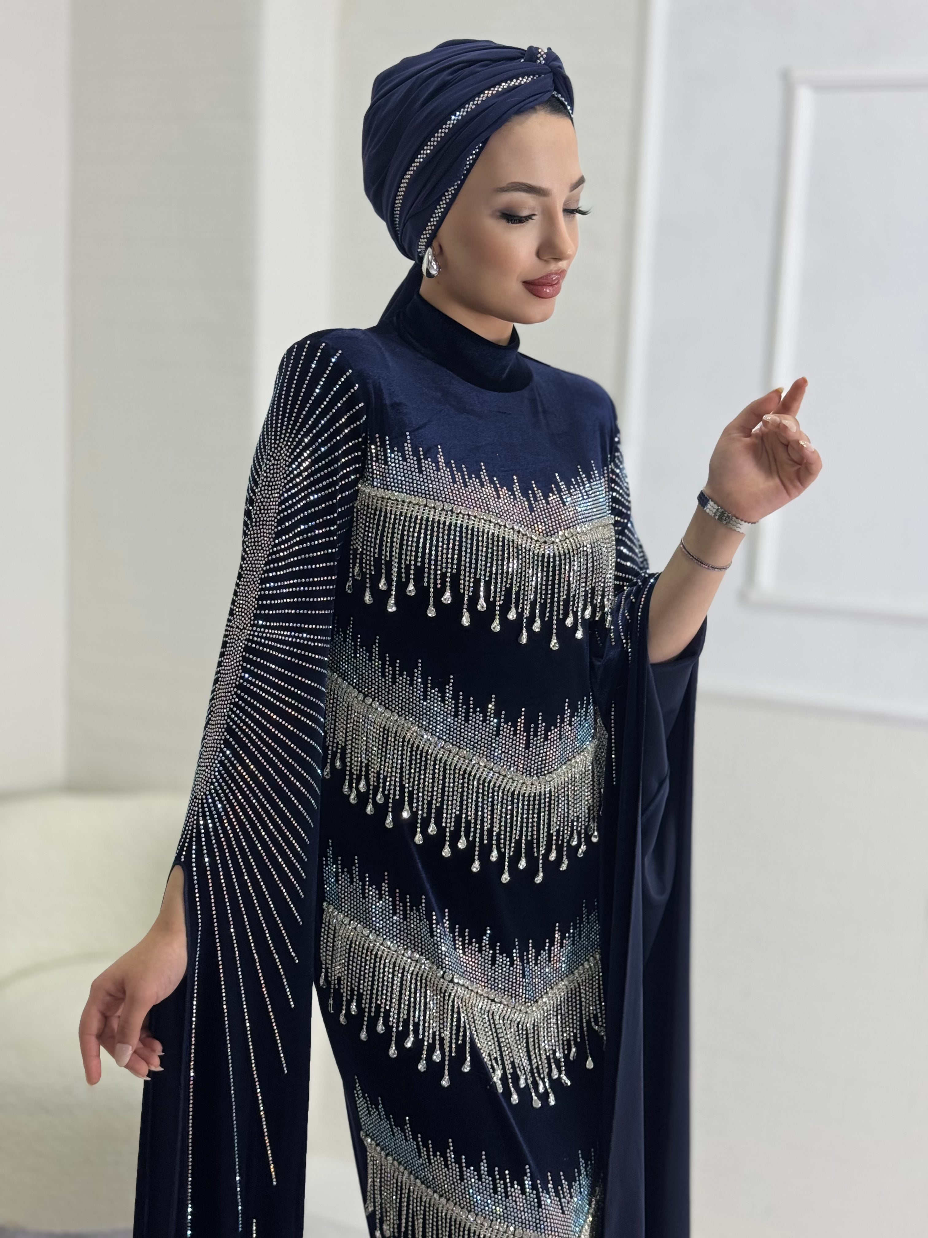 فستان سهرة مخملي أزرق مزين بالأحجار