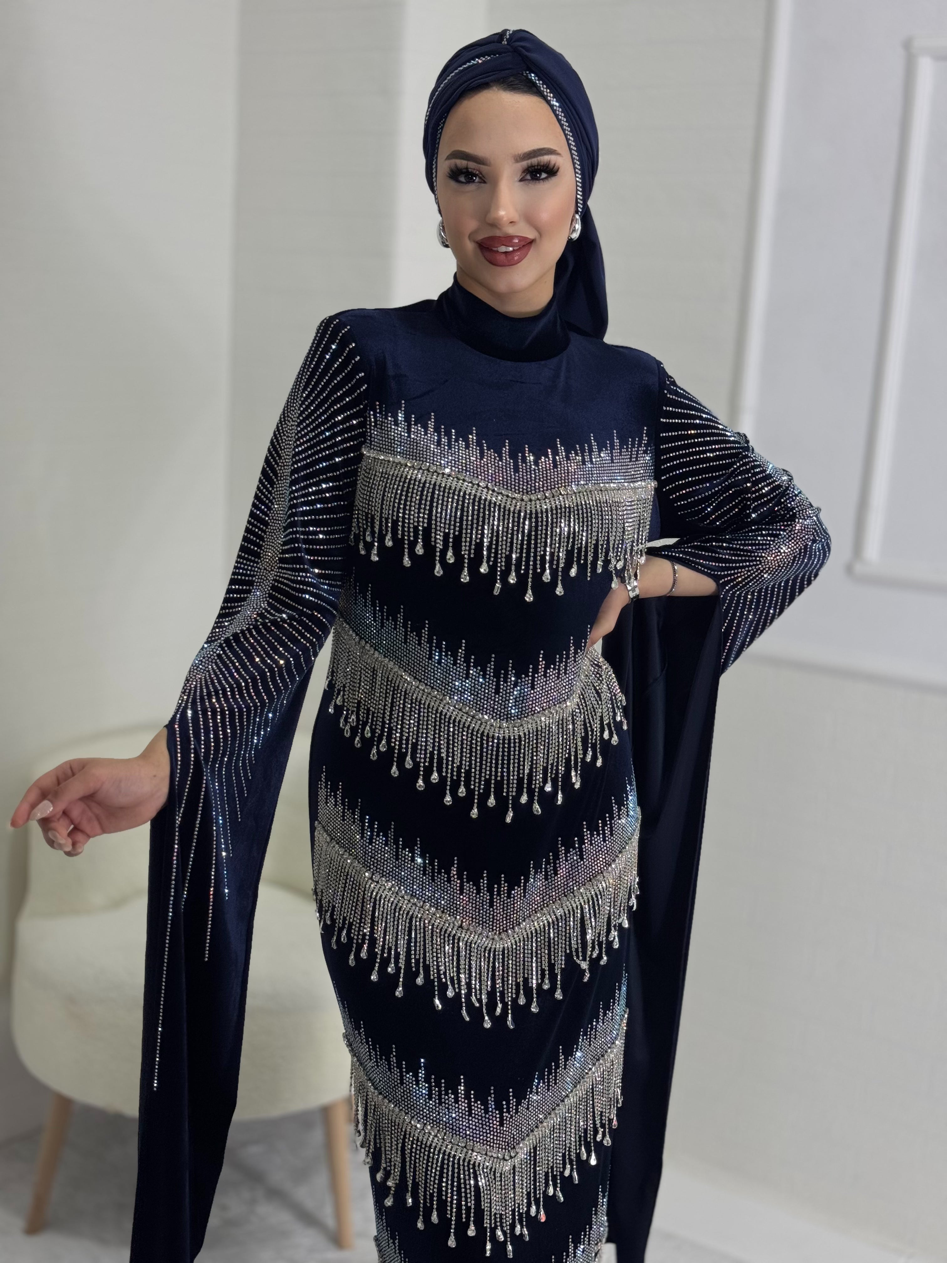 فستان سهرة مخملي أزرق مزين بالأحجار