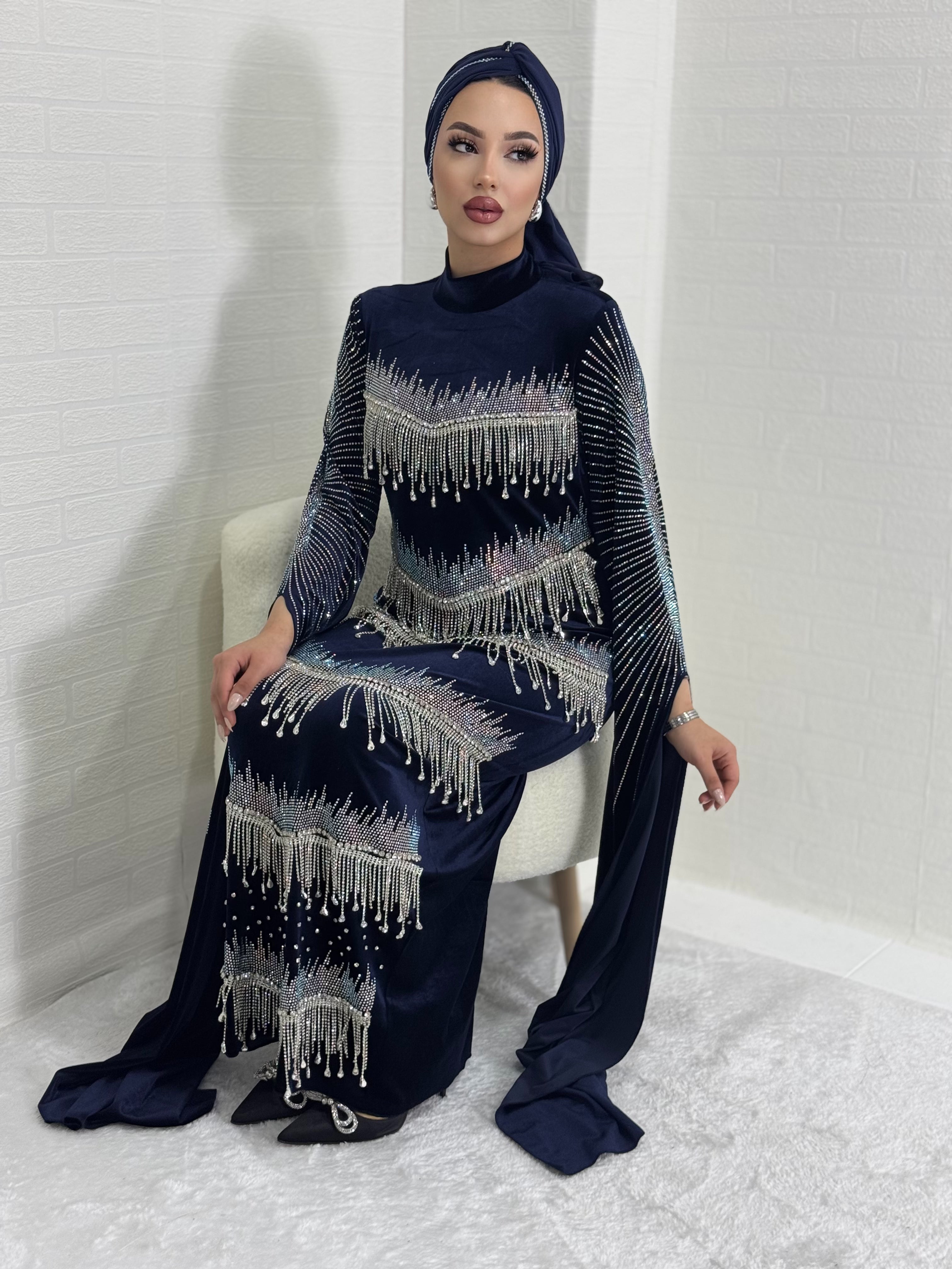 فستان سهرة مخملي أزرق مزين بالأحجار