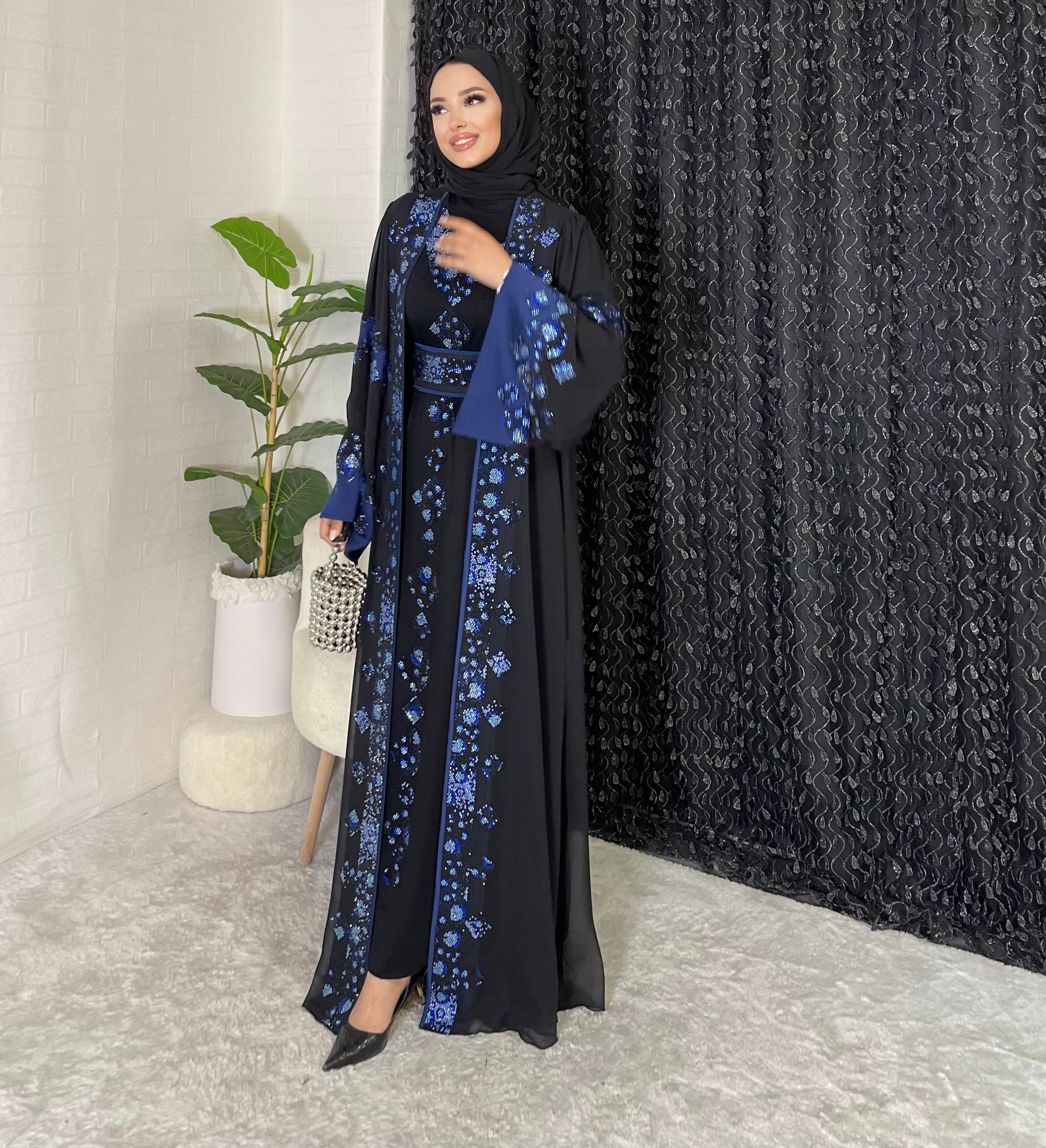 Mavi İşlemeli Siyah Açık Abaya