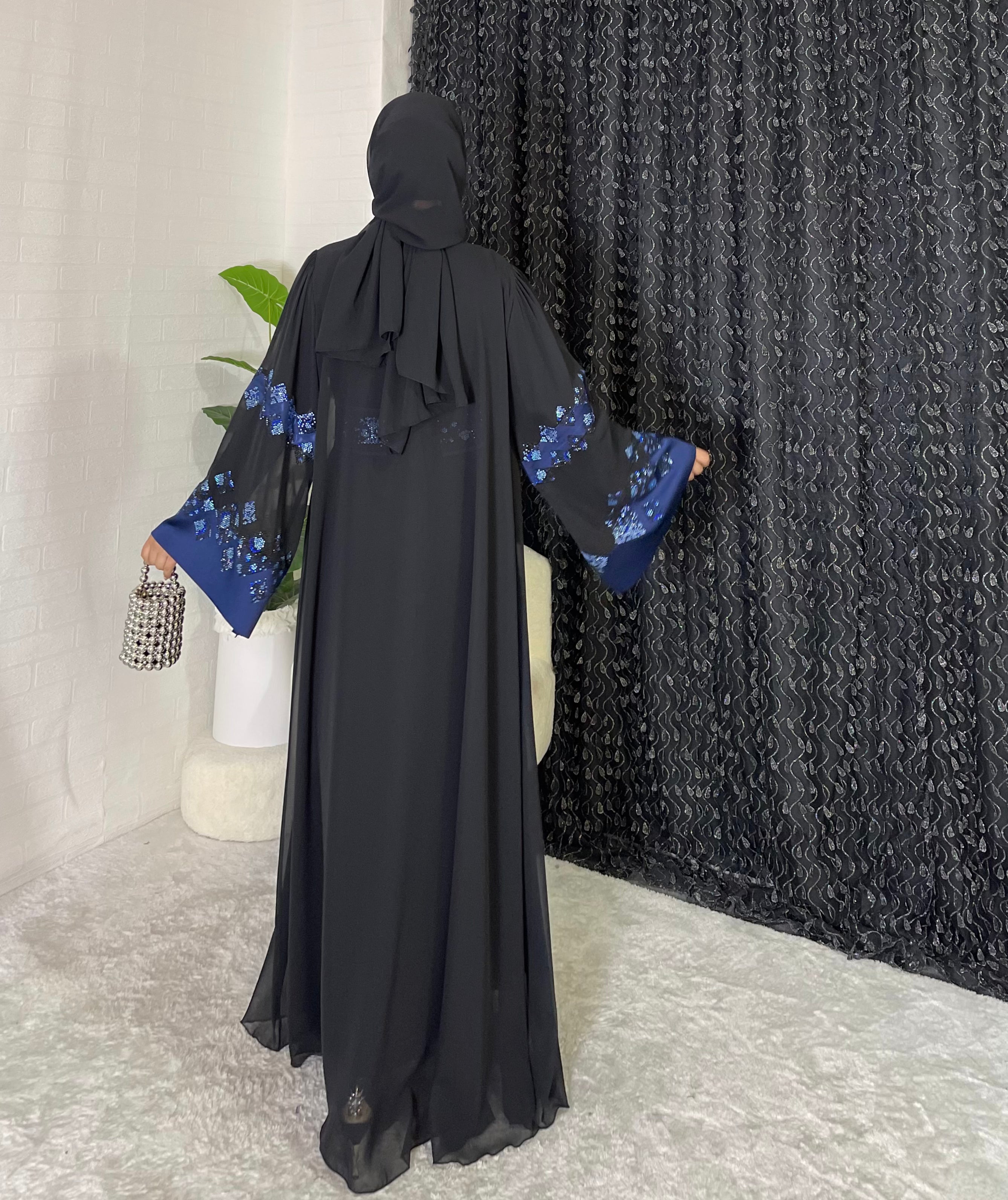 Mavi İşlemeli Siyah Açık Abaya