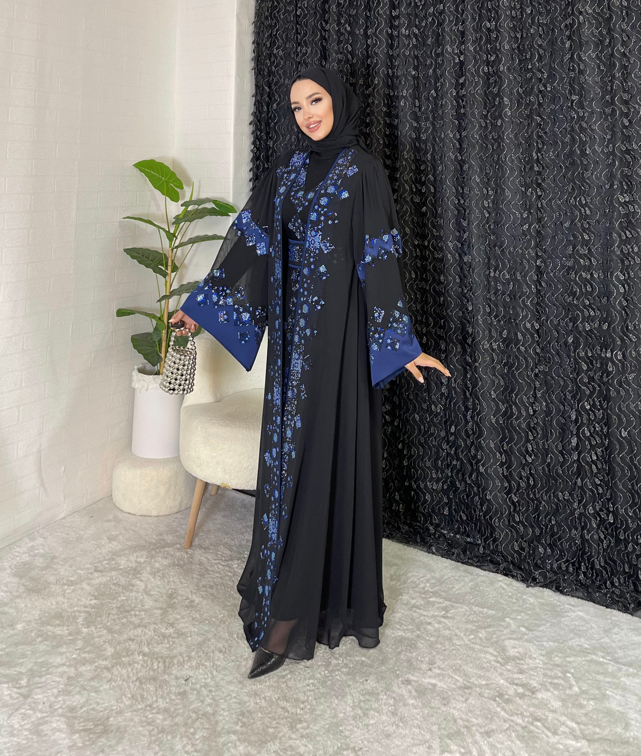 Mavi İşlemeli Siyah Açık Abaya