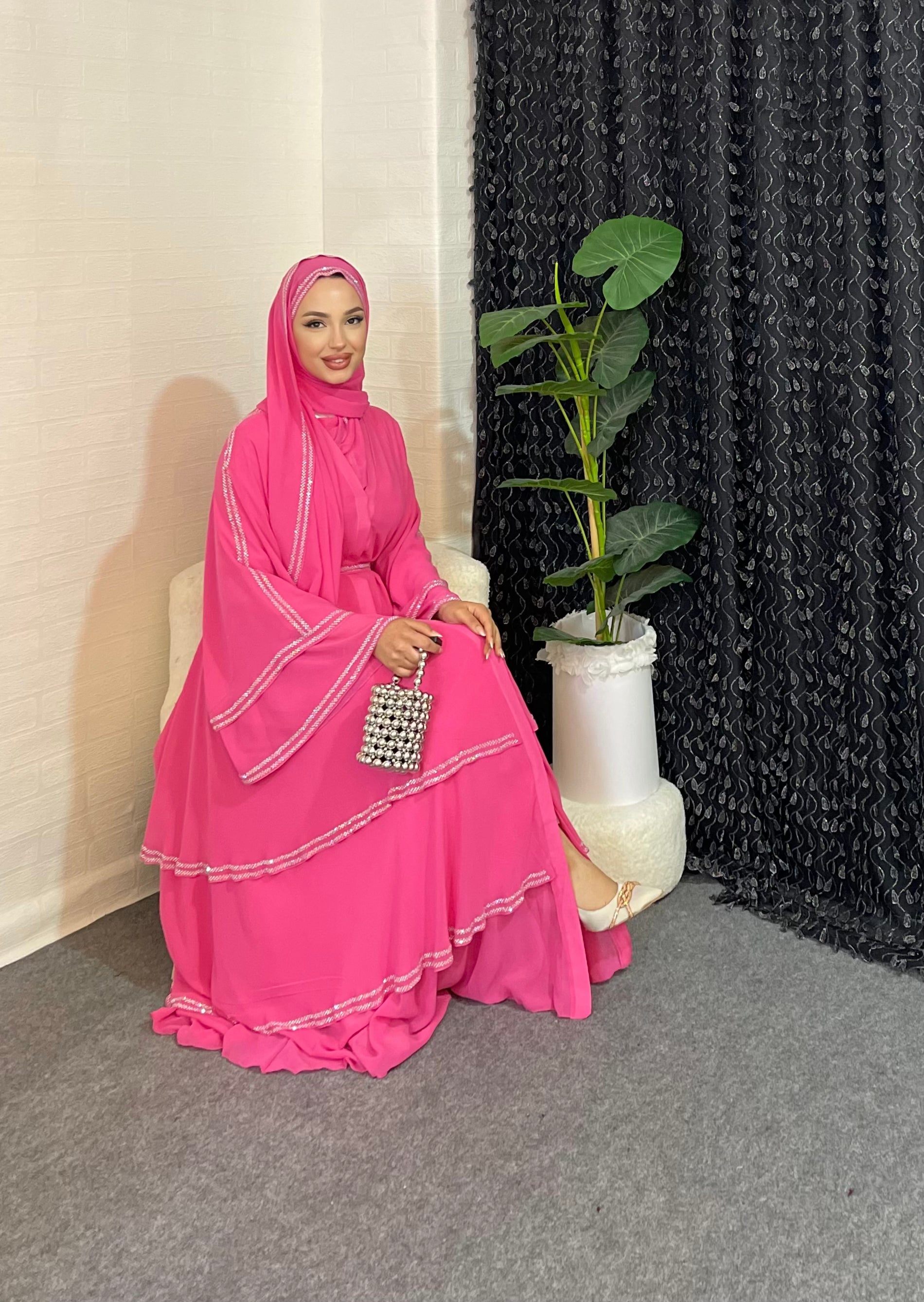 Üç Katlı Pembe Beyaz Taşlı Şifon Abaya