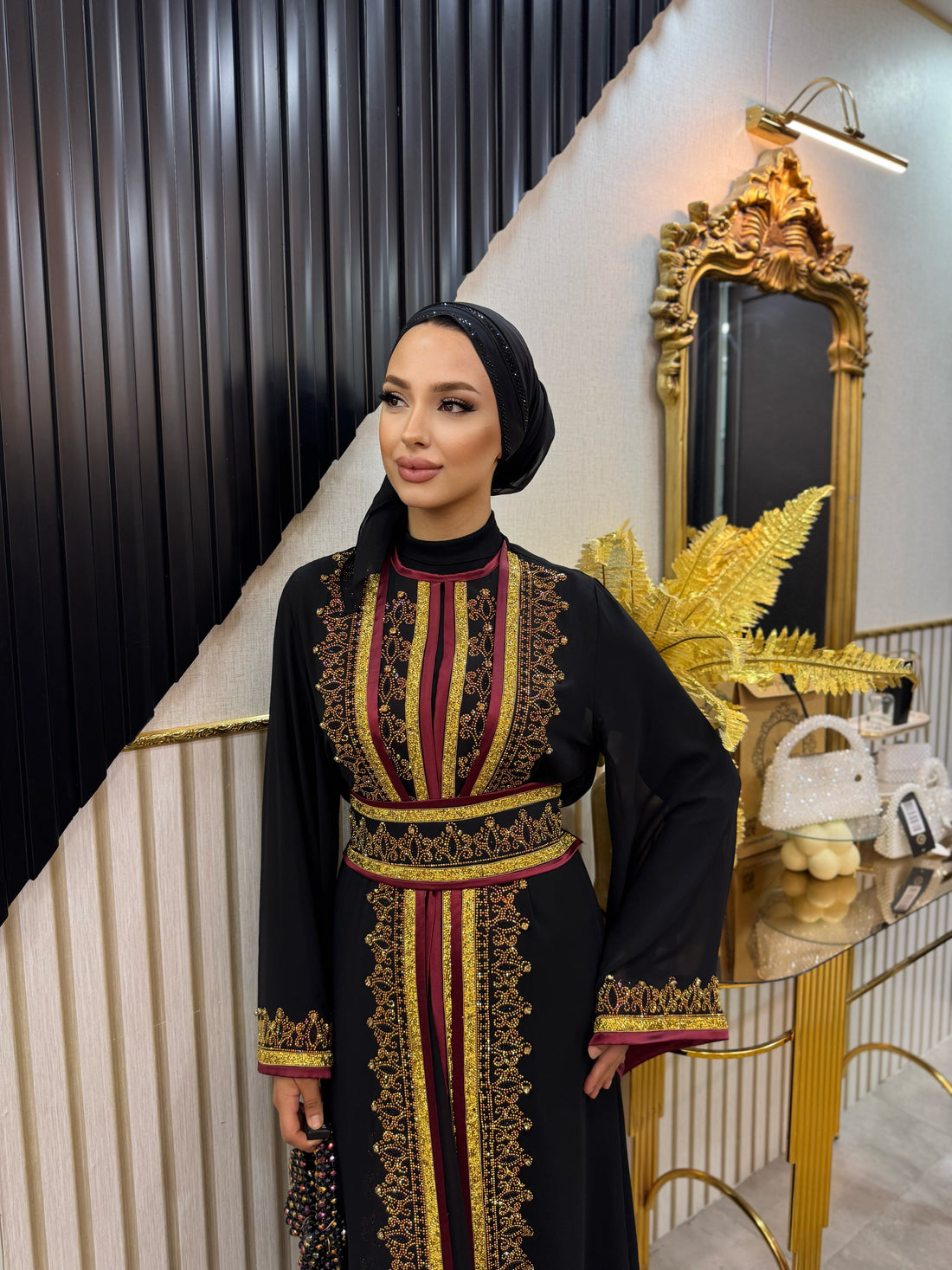 Gold İşlemeli Kırmızı Şeritli Yöresel Şifon Abaya