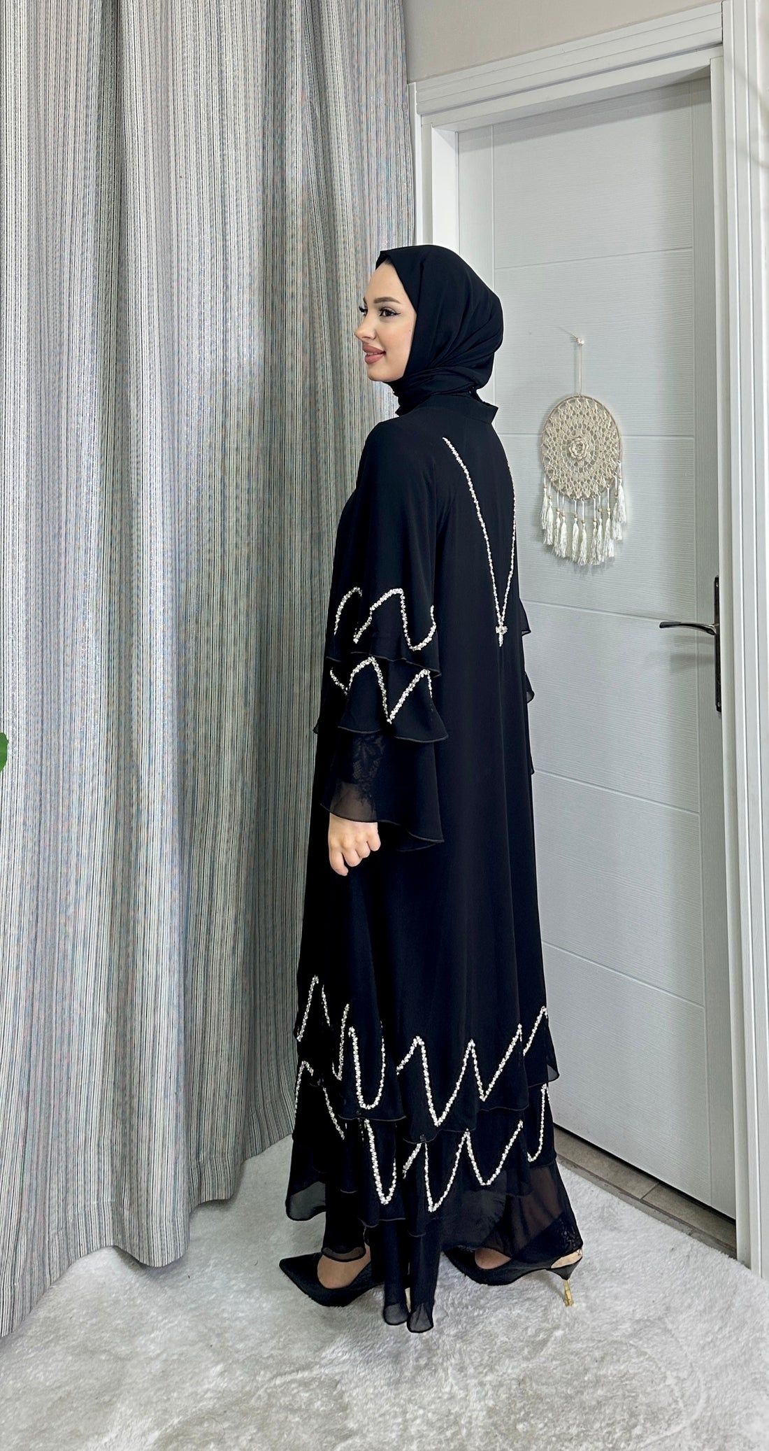 El İşlemesi Beyaz Kristal Taşlı Siyah Şifon Abaya