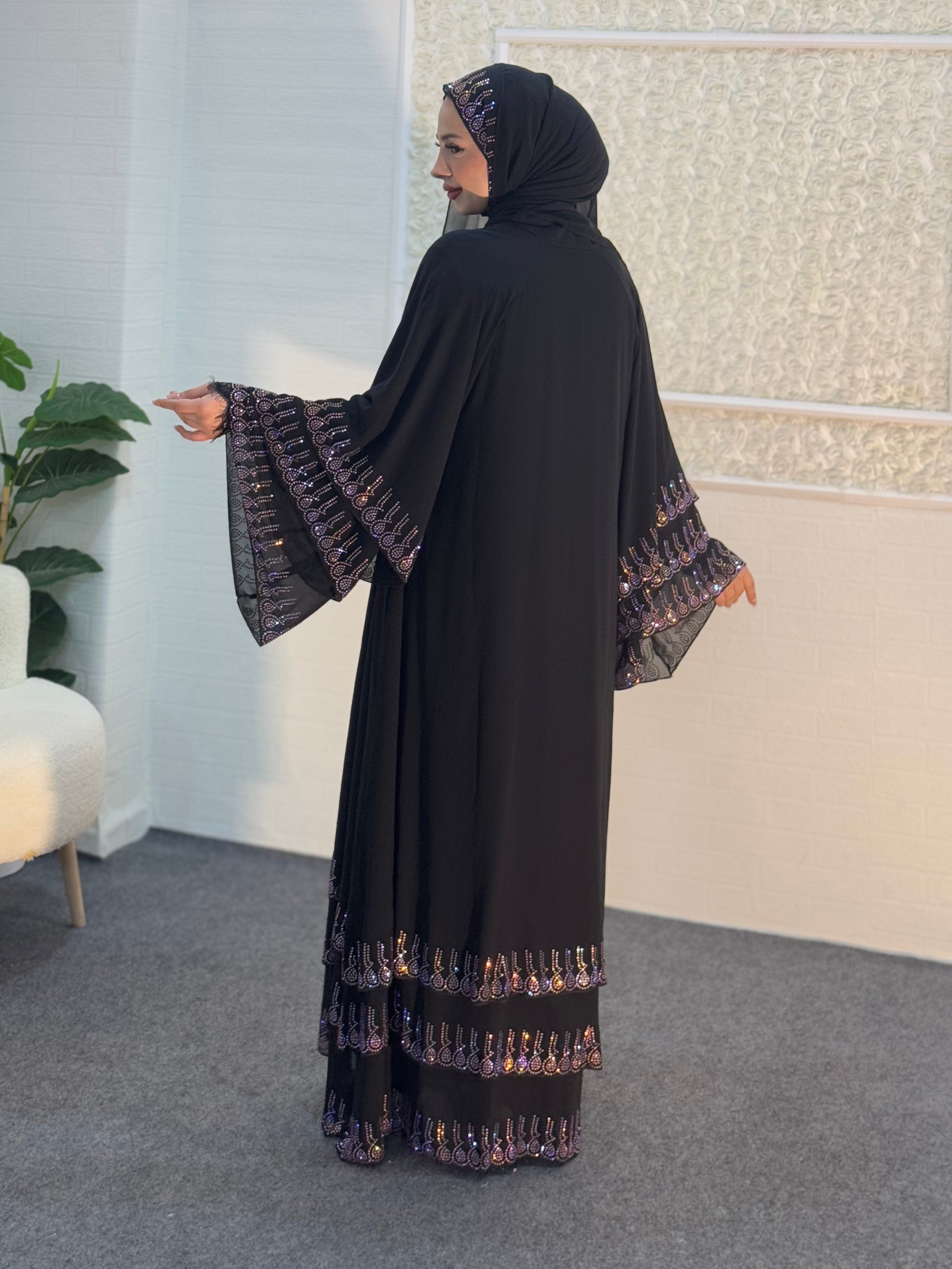 عباية سوداء مع أحجار أرجوانية على أطراف التنورة