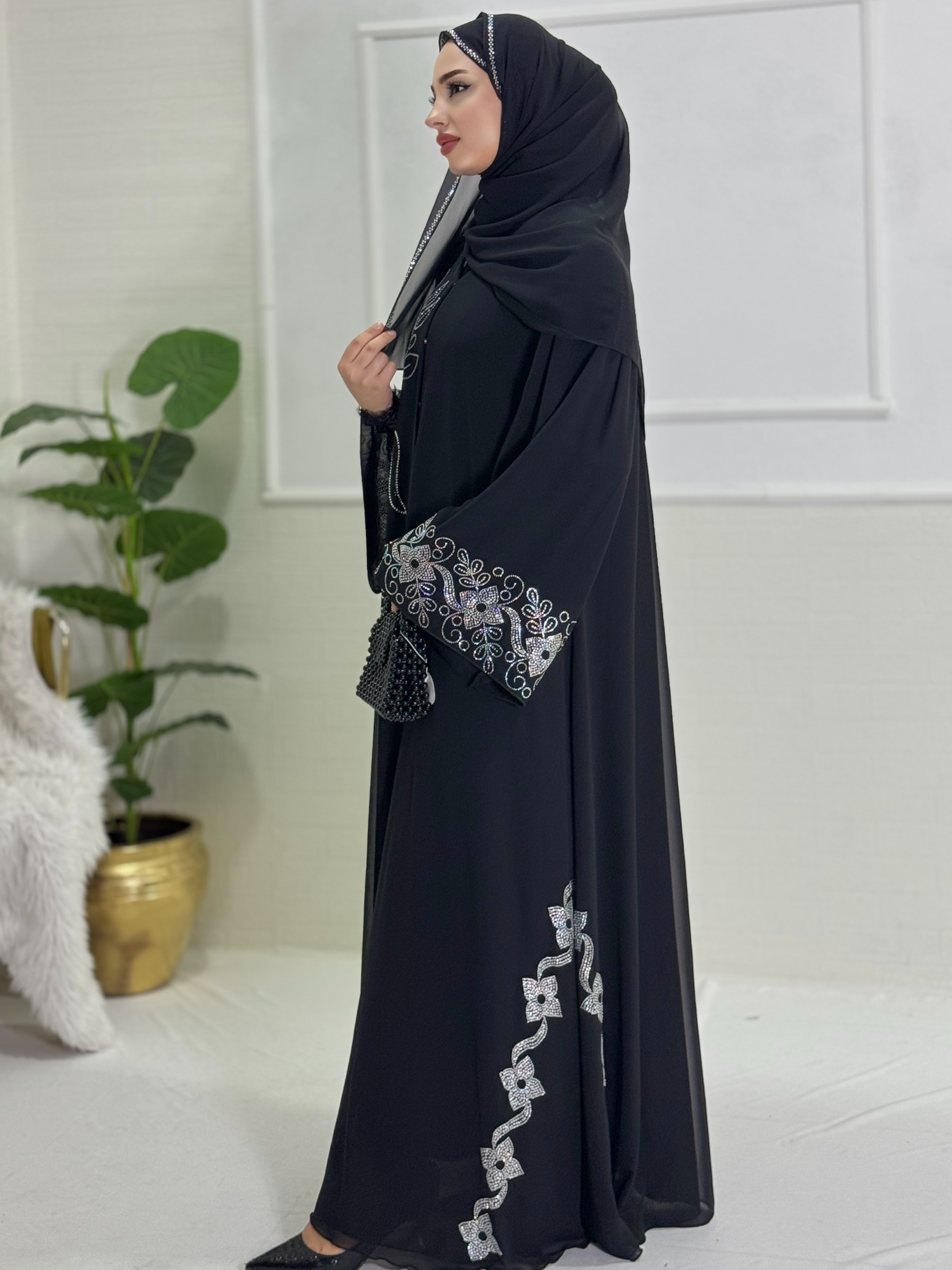 عباية أنيقة بتفاصيل حجر سواروفسكي