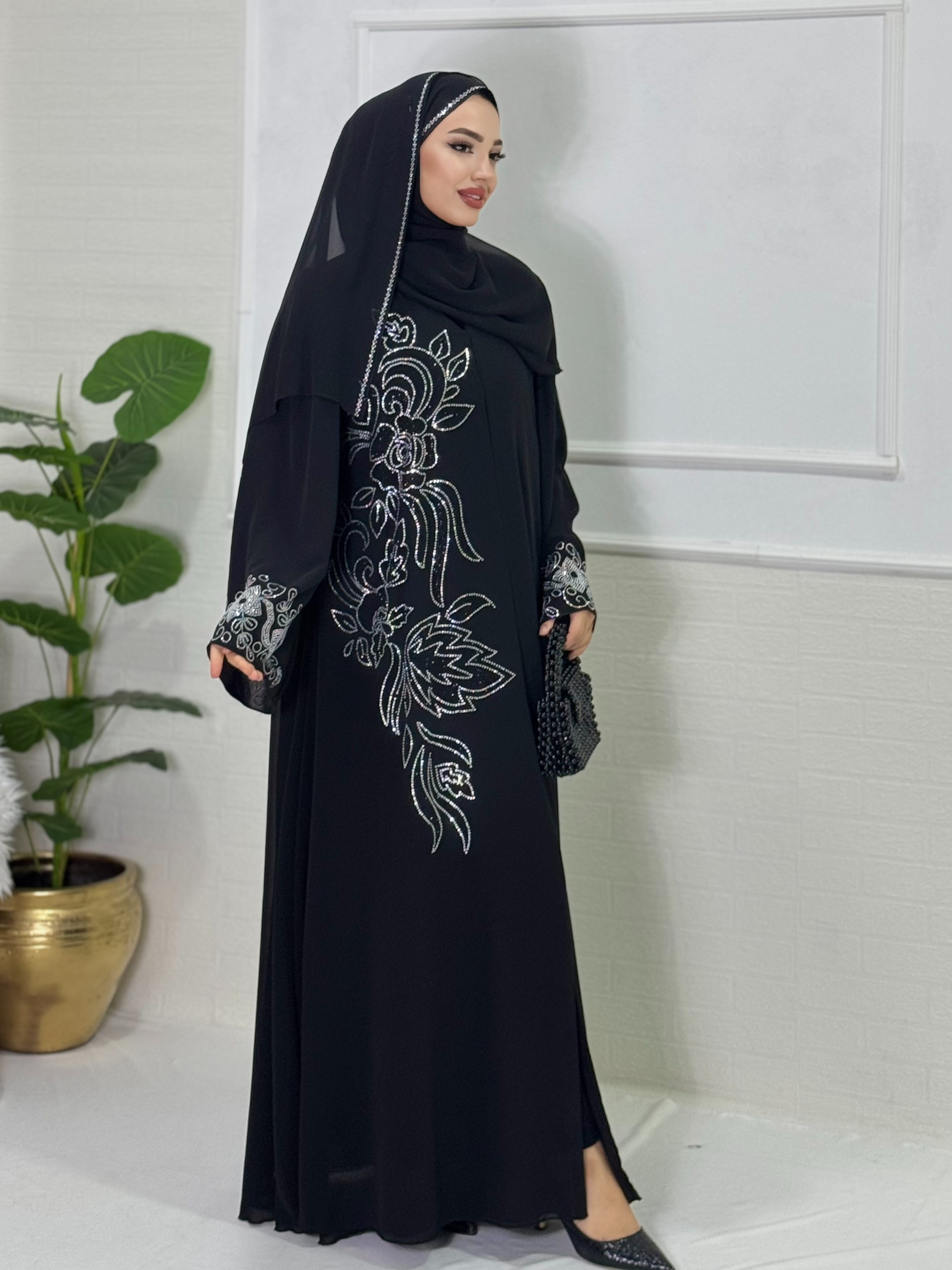 عباية أنيقة بتفاصيل حجر سواروفسكي