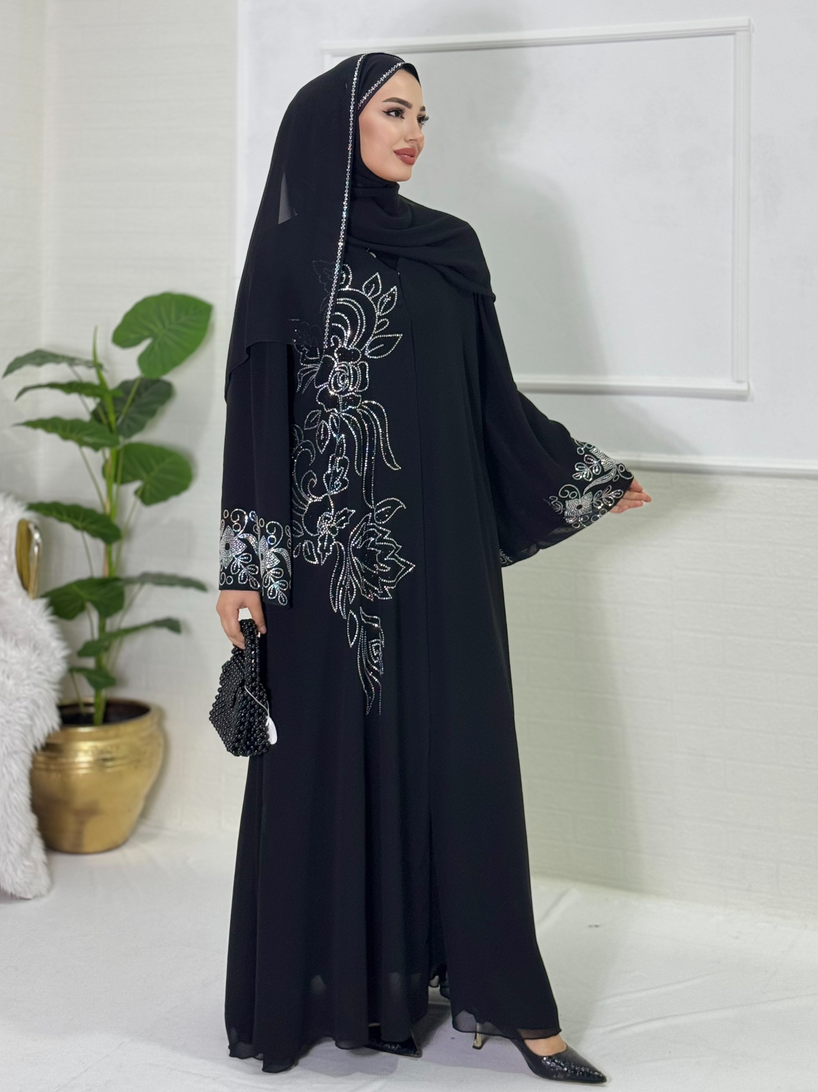 عباية أنيقة بتفاصيل حجر سواروفسكي