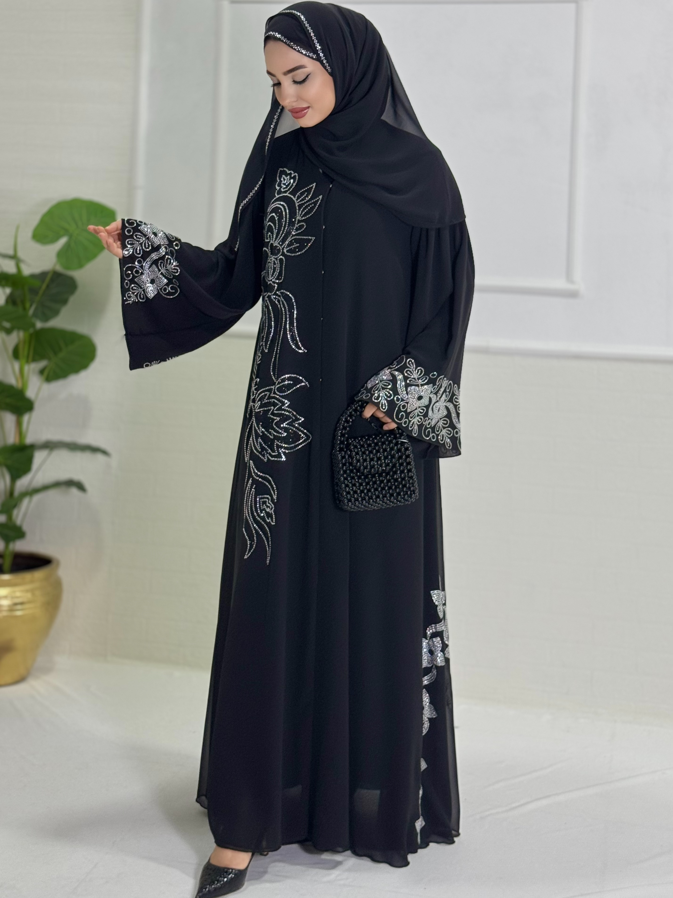 عباية أنيقة بتفاصيل حجر سواروفسكي