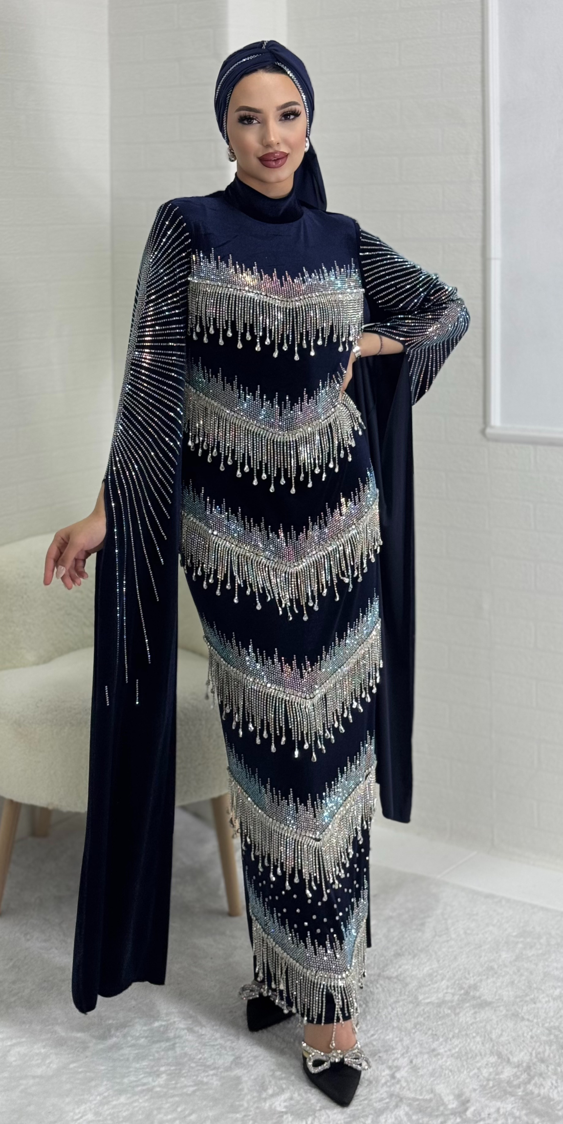 فستان سهرة مخملي أزرق مزين بالأحجار