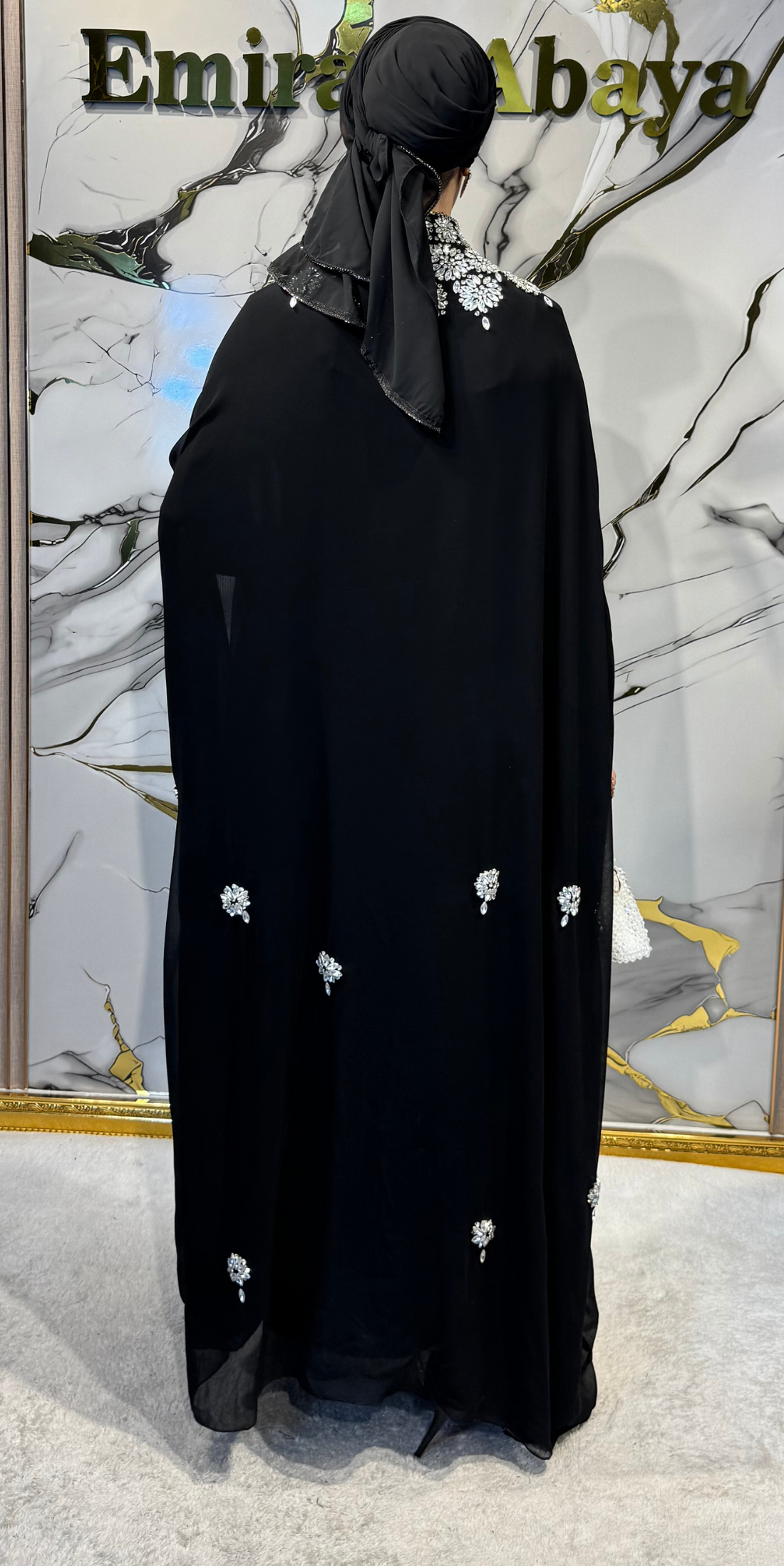 Beyaz Taşlı Tamamen El İşlemeli Yaka Detaylı Şifon Abaya