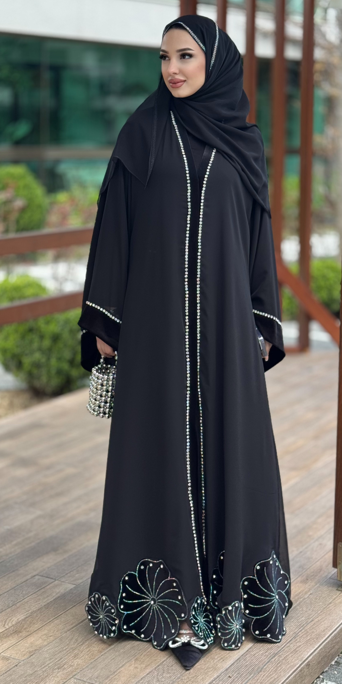 Swarovski Taşlı Siyah Abaya – Zarif Çiçek Desenli Özel Tasarım