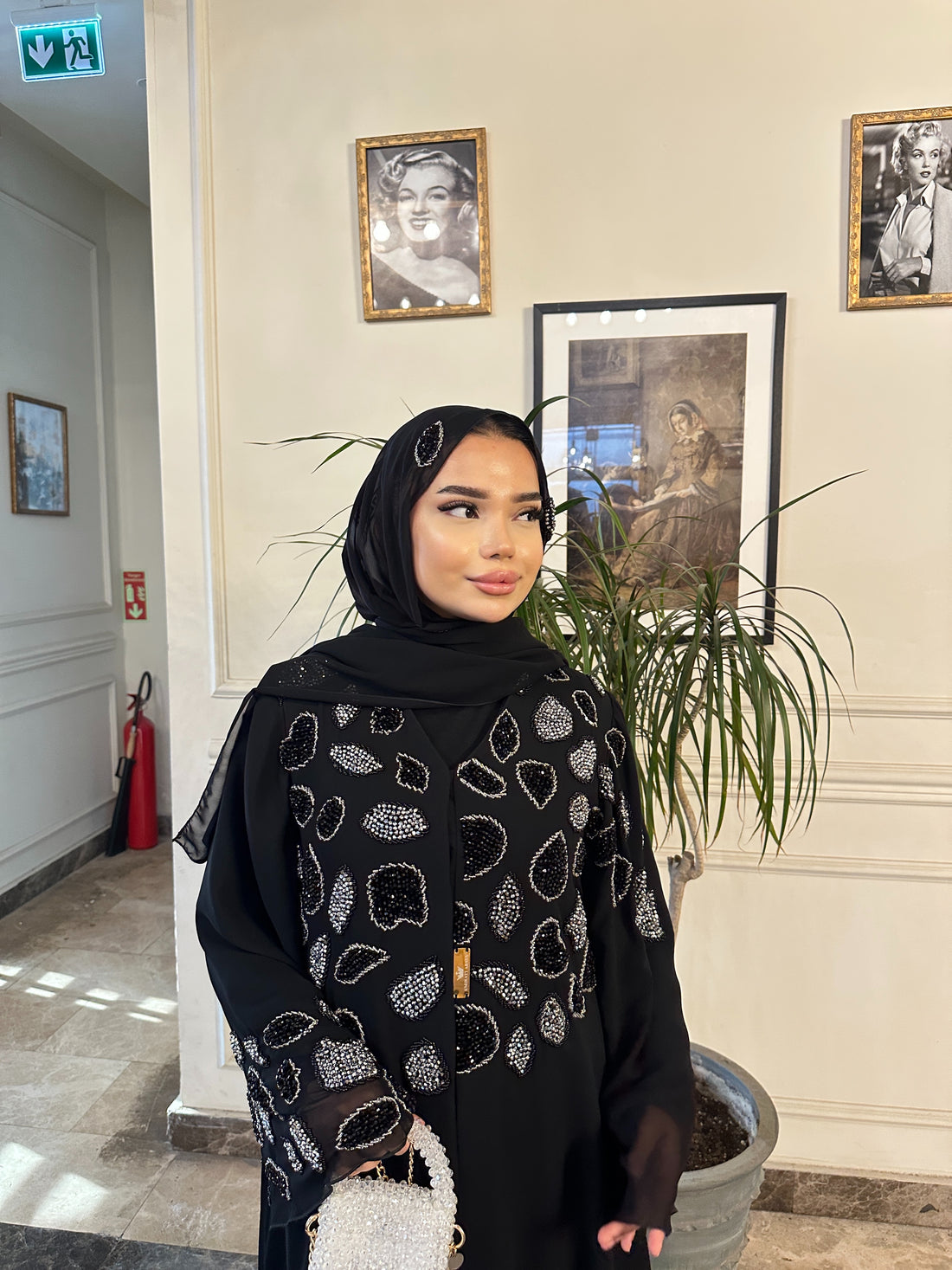 Omuzları El İşlemeli Boncuklu Dubai Tarzı Siyah Abaya