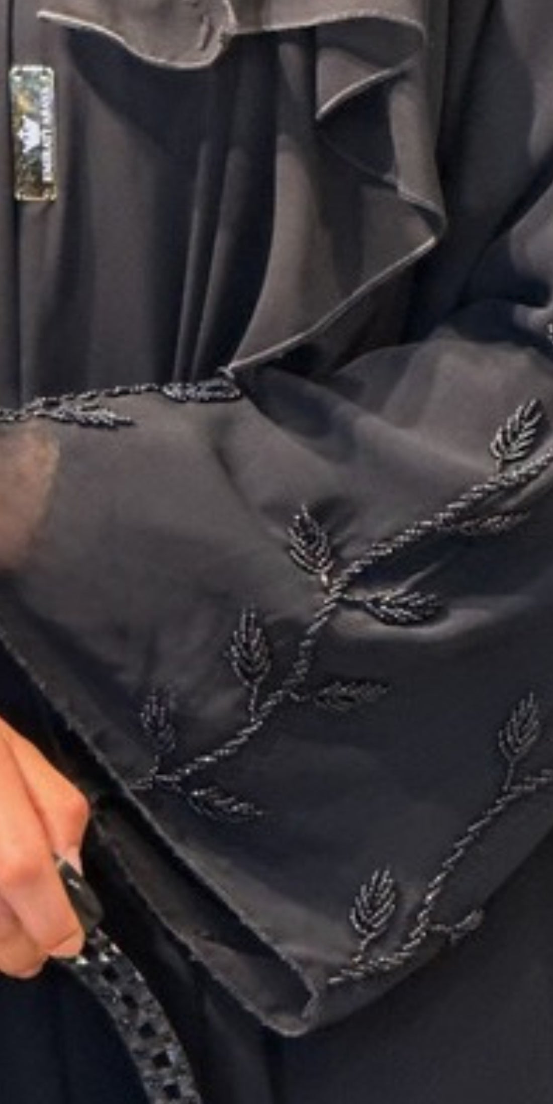 El İşlemeli Dallı Dubai Tarzı Siyah Abaya