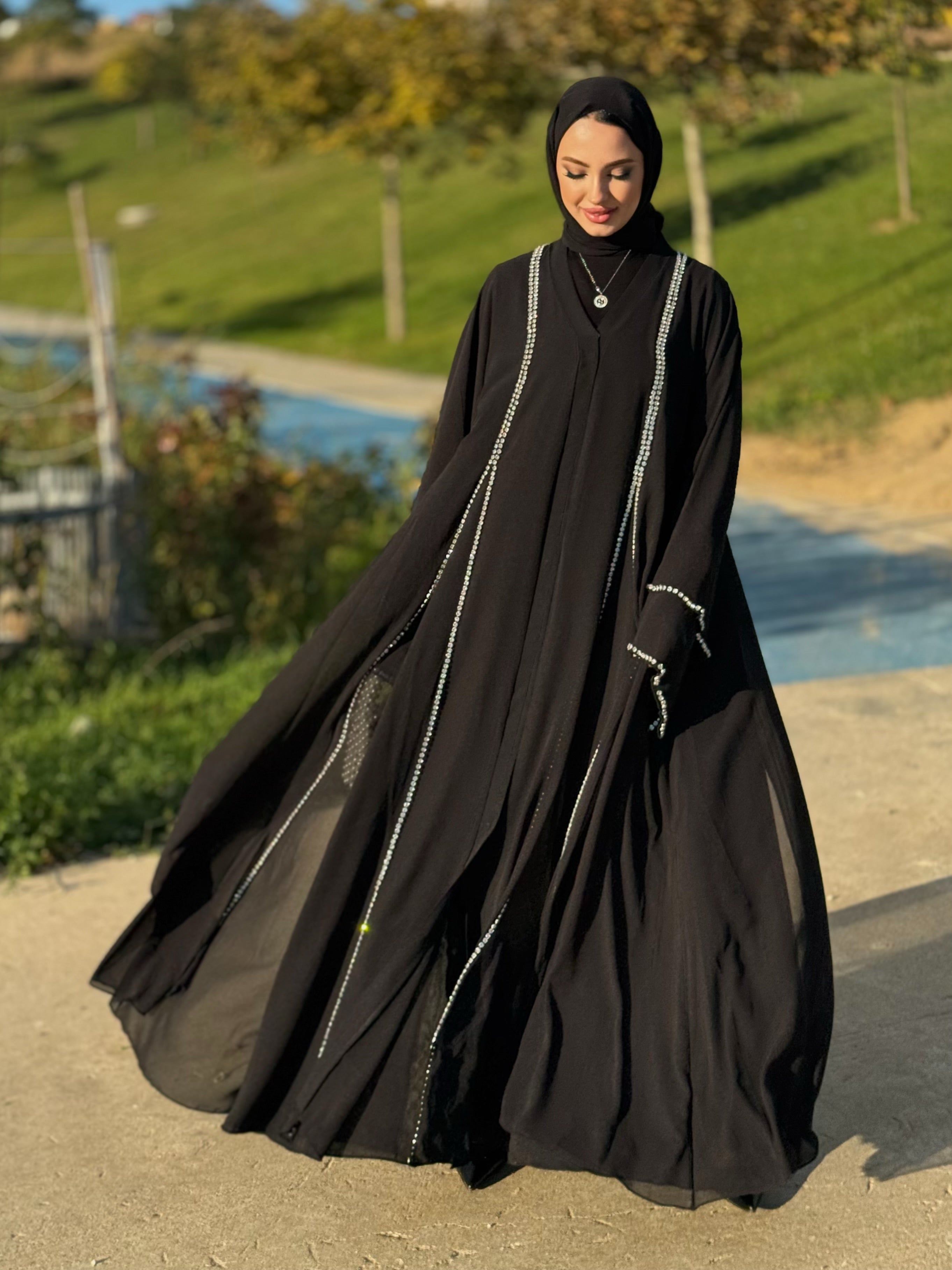 Önü Yırtmaçlı Kristal Taşlı Şifon Abaya