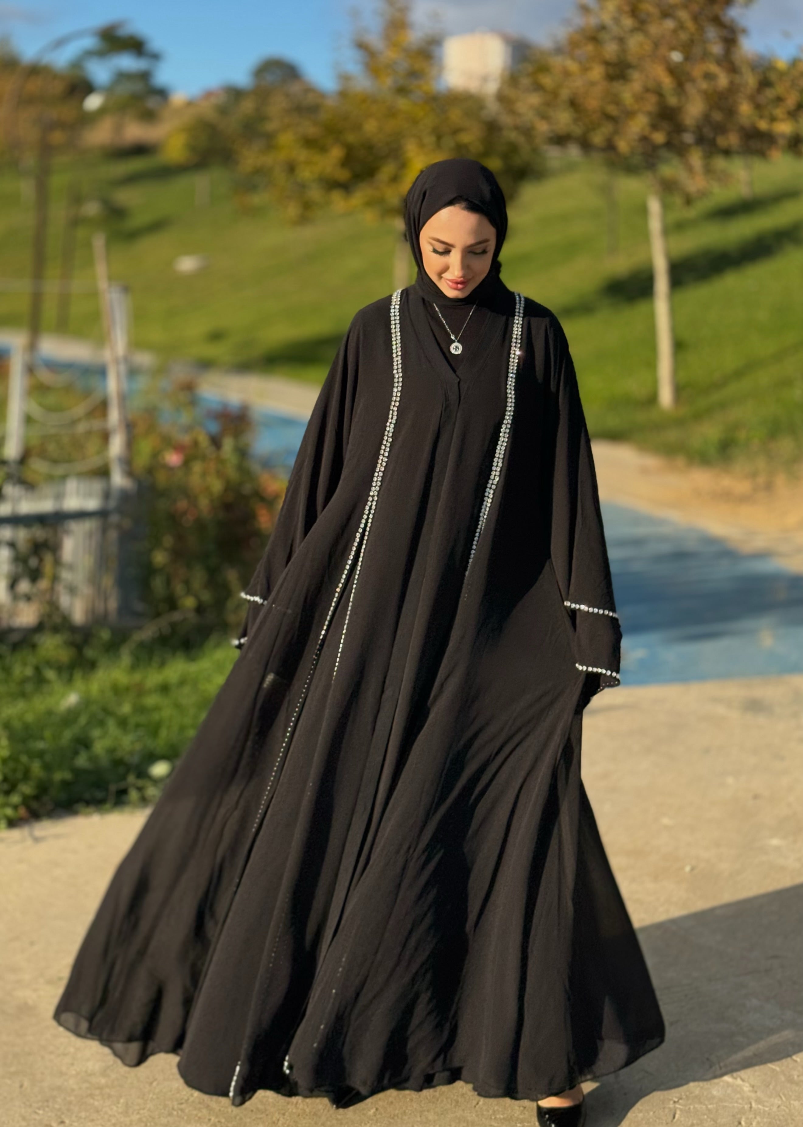 Önü Yırtmaçlı Kristal Taşlı Şifon Abaya