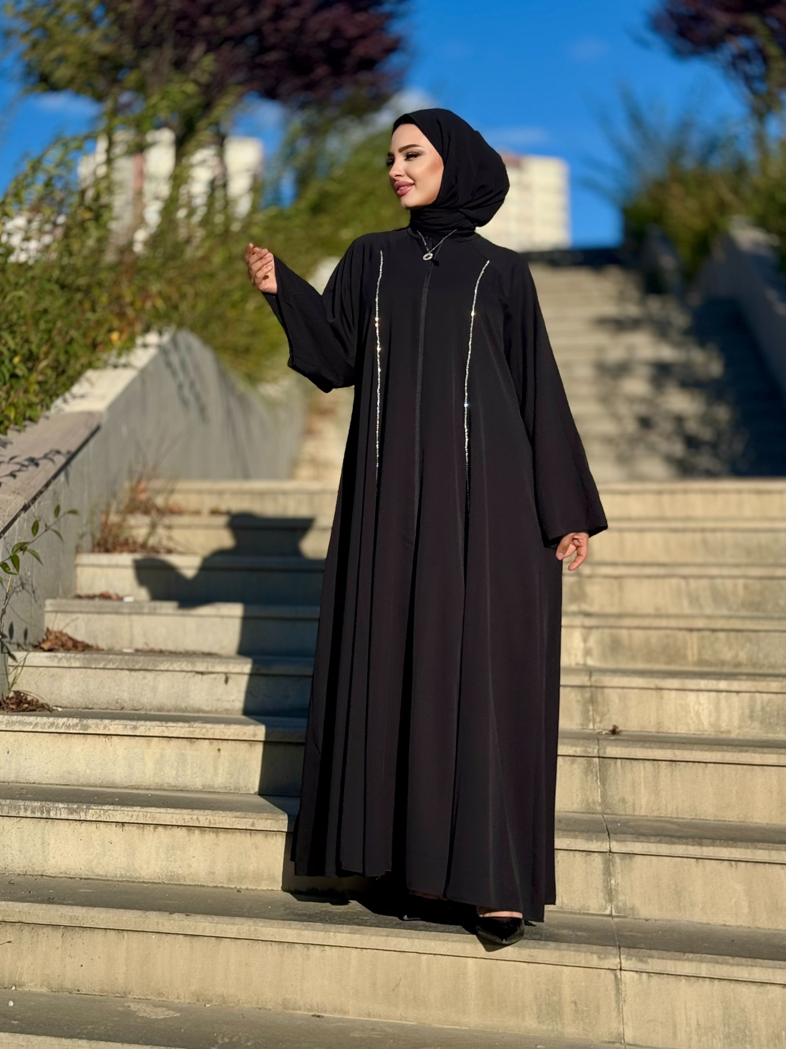 Önü Swarovski Taşlı Fermuarlı Siyah Abaya