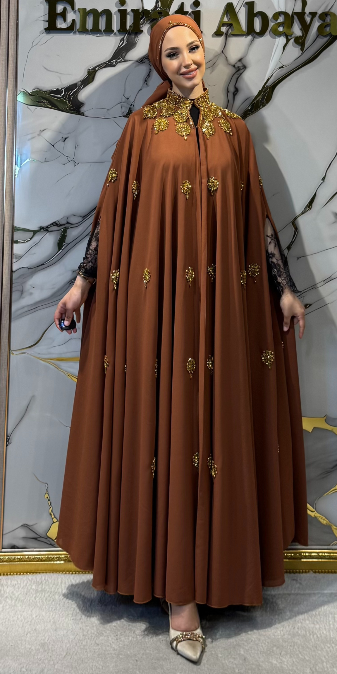 El İşlemeli Altın Taşlı Taba Pelerinli Dubai Abaya – Kolsuz Model Şallı Takım | EF0011 GSBROWEN