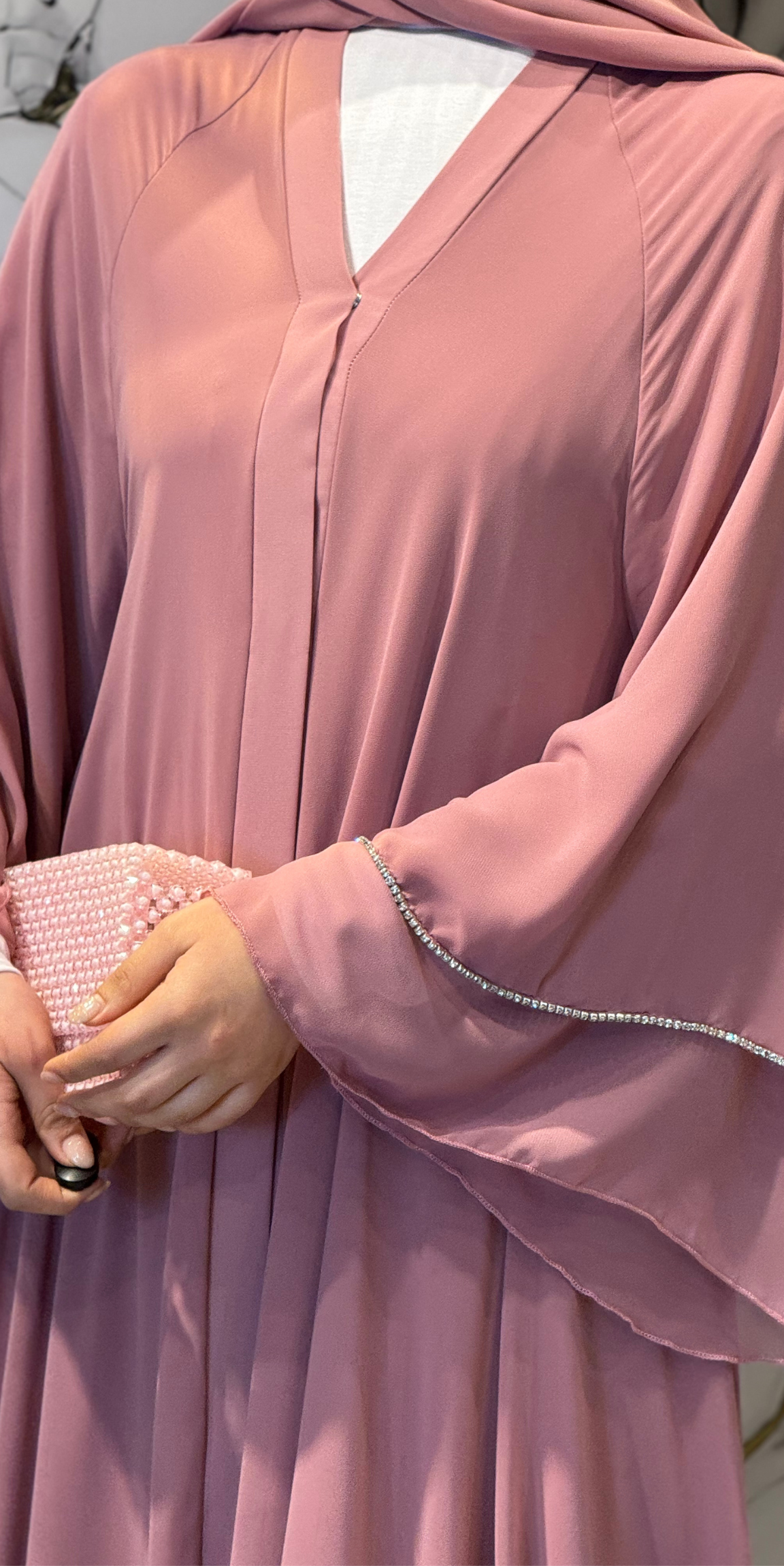 عباية من طبقتين مزينة بأحجار سواروفسكي وردية اللون