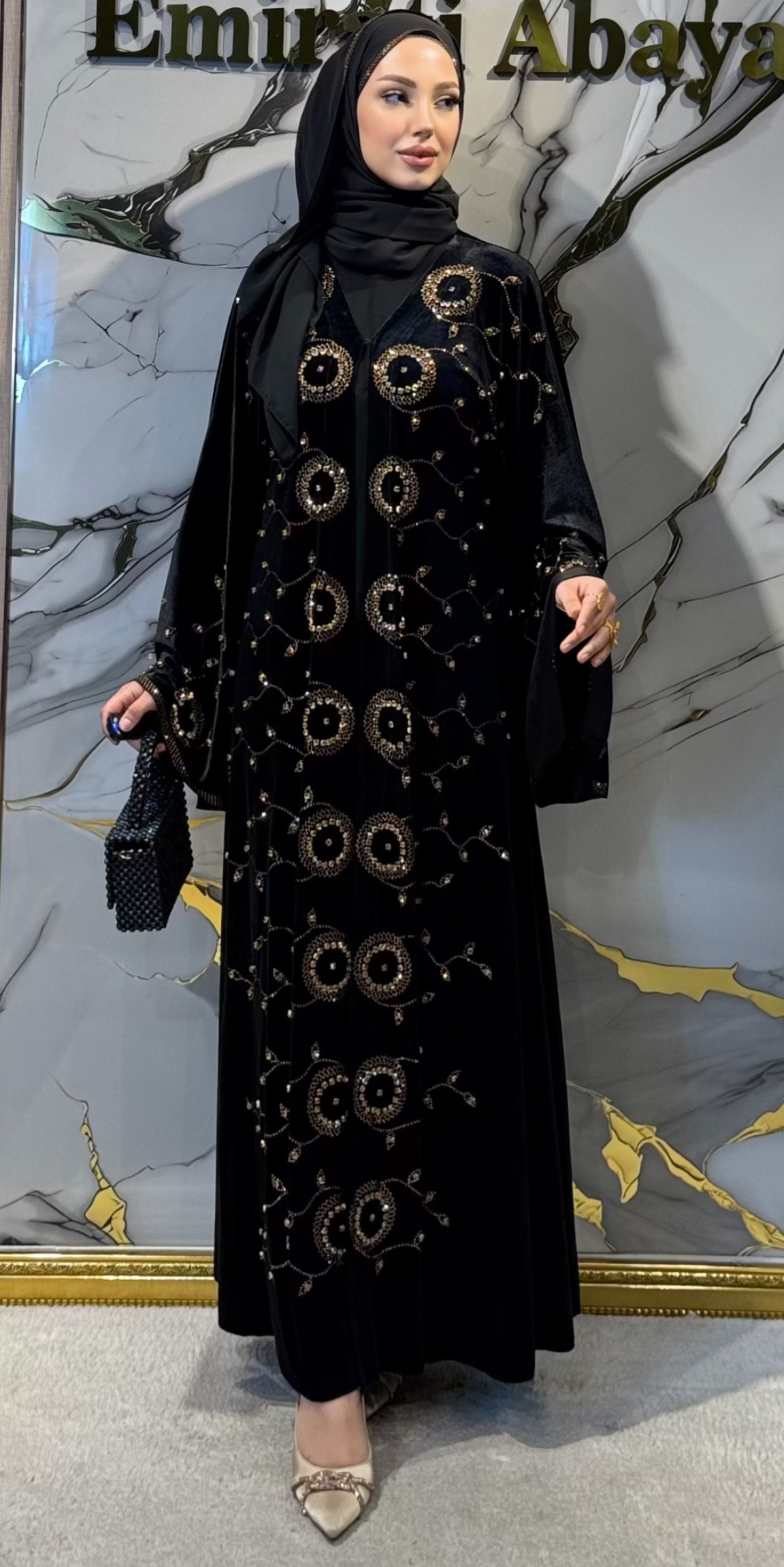 Önü Gold Taşlarla Süslenmiş Kadife Abaya - Çıtçıtlı Zarif Model TM077 GSVB