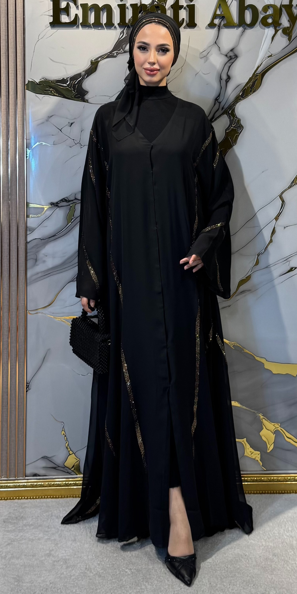 عباية كورية من الشيفون الأسود الفاخر مرصعة بكريستال سواروفسكي الذهبي | TM42 GSB