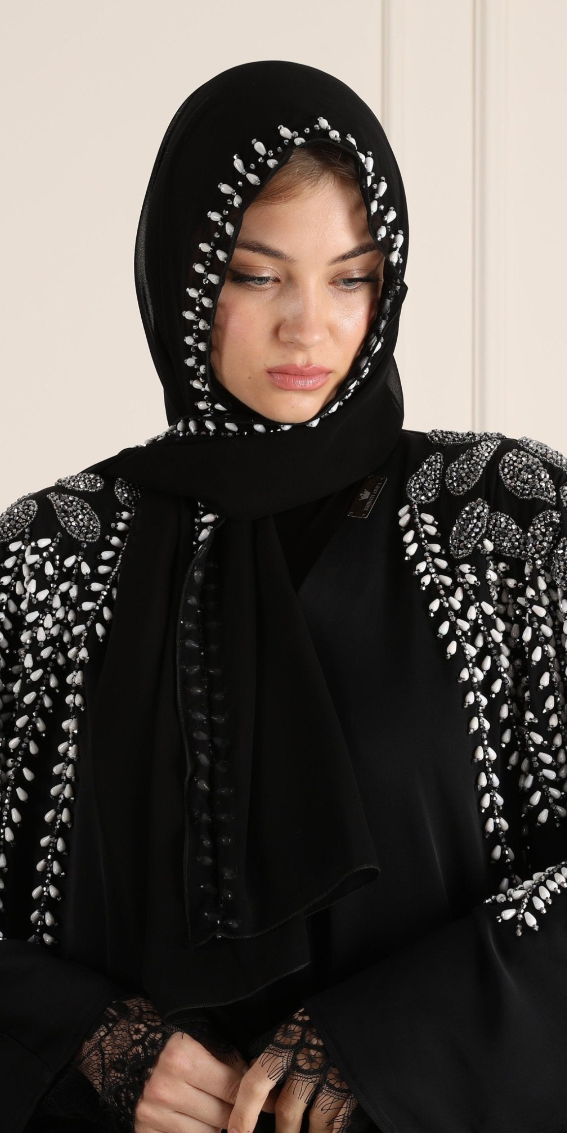 Omuzları Beyaz Swarovski Taş İşlemeli Siyah Abaya