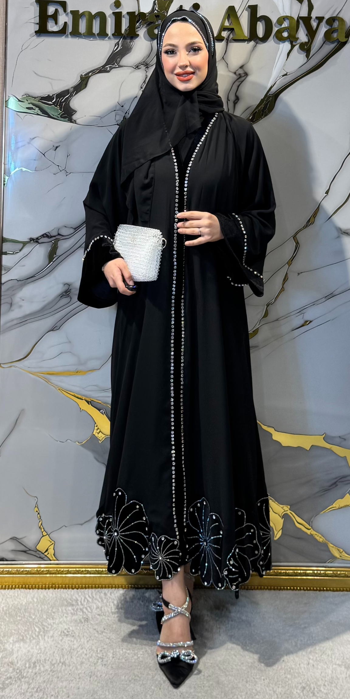 عباية سوداء بأحجار سواروفسكي – تصميم خاص بنقشة زهور أنيقة