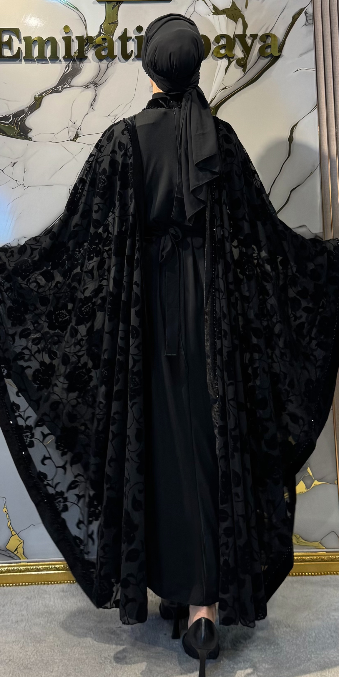 İnce Boncuk İşlemeli Flok Baskı Gül Desenli Siyah Abaya WS28 BSB - 4 Parça Set (Şal, Kemer ve İçlik Dahil)