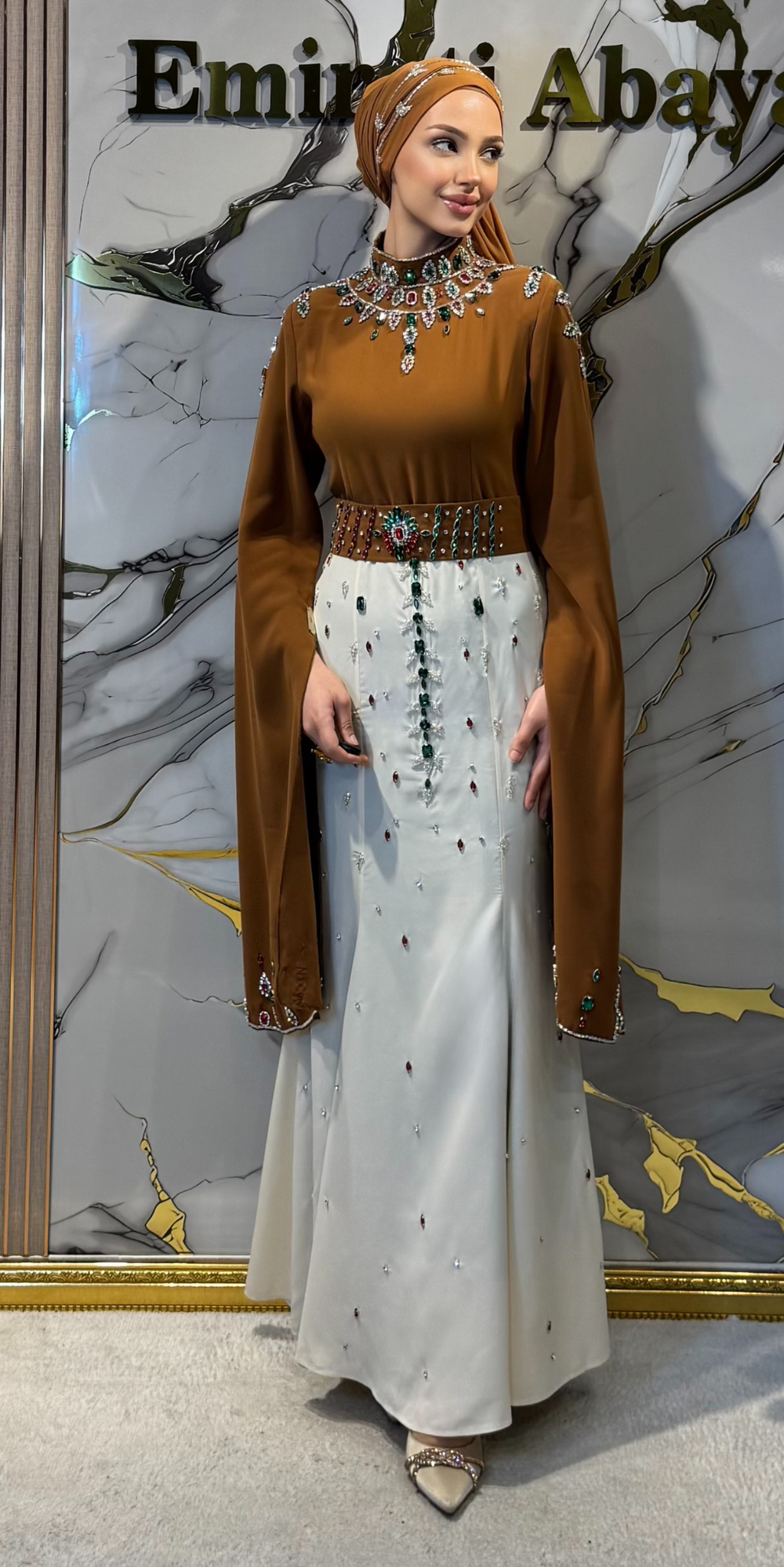El Yapımı Renkli Taşlı Kahverengi Beyaz Krep Abaya | Şal Dahil | EF0027
