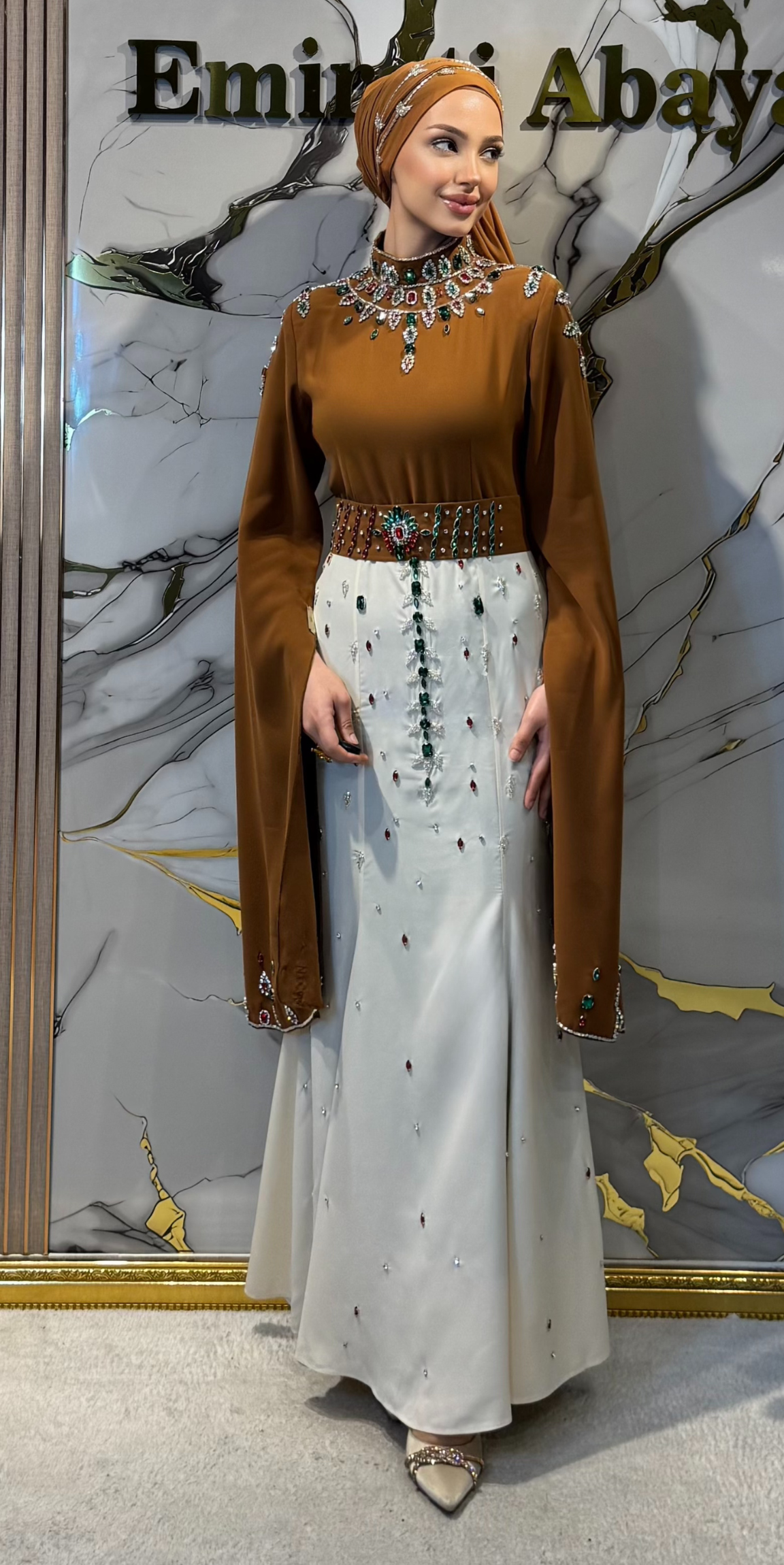 El Yapımı Renkli Taşlı Kahverengi Beyaz Krep Abaya | Şal Dahil | EF0027