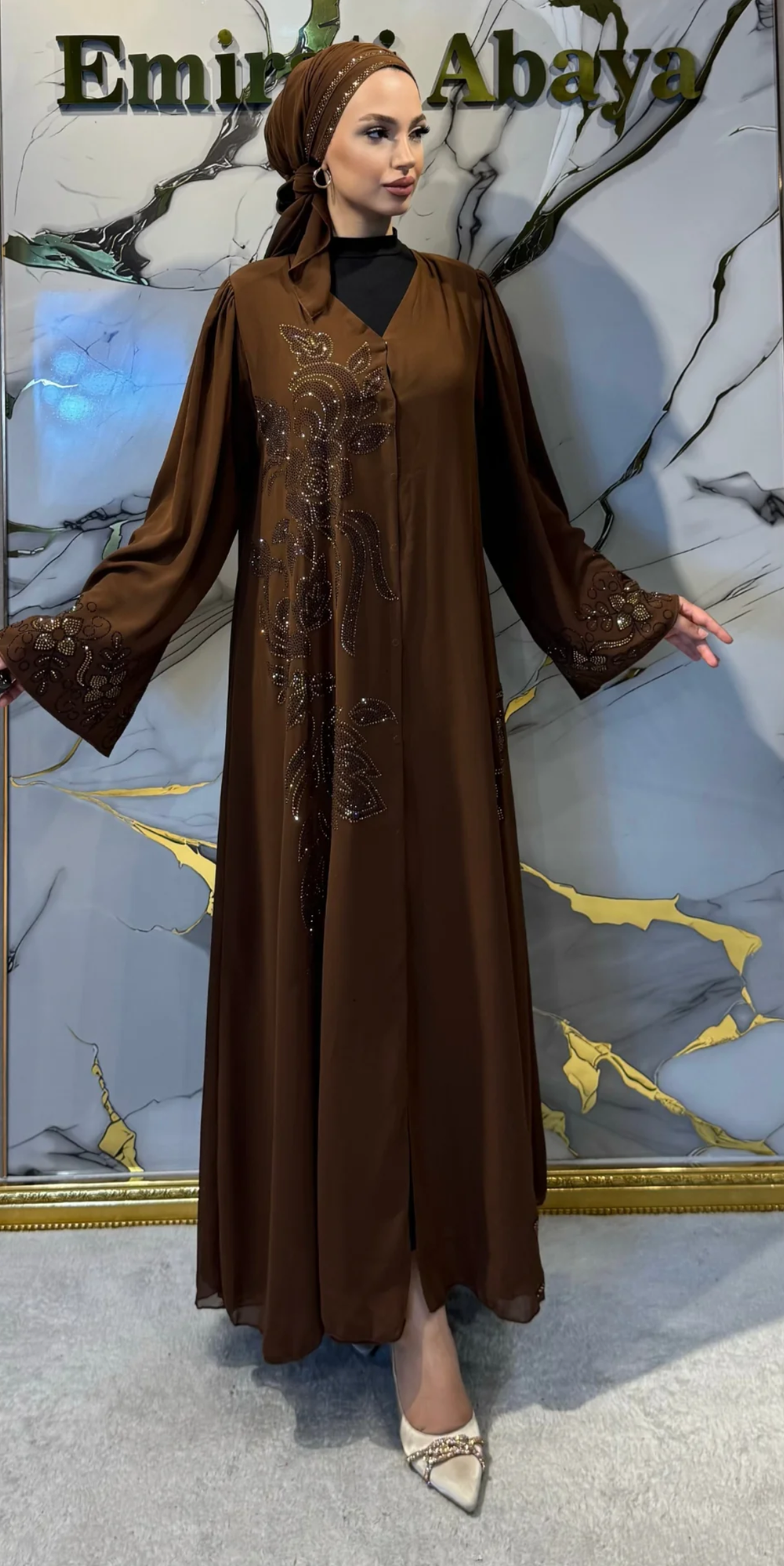 عباية شيفون بني مطرزة بالزهور الذهبية وأحجار كريمة، بأزرار أمامية | TM70 GS BROWN