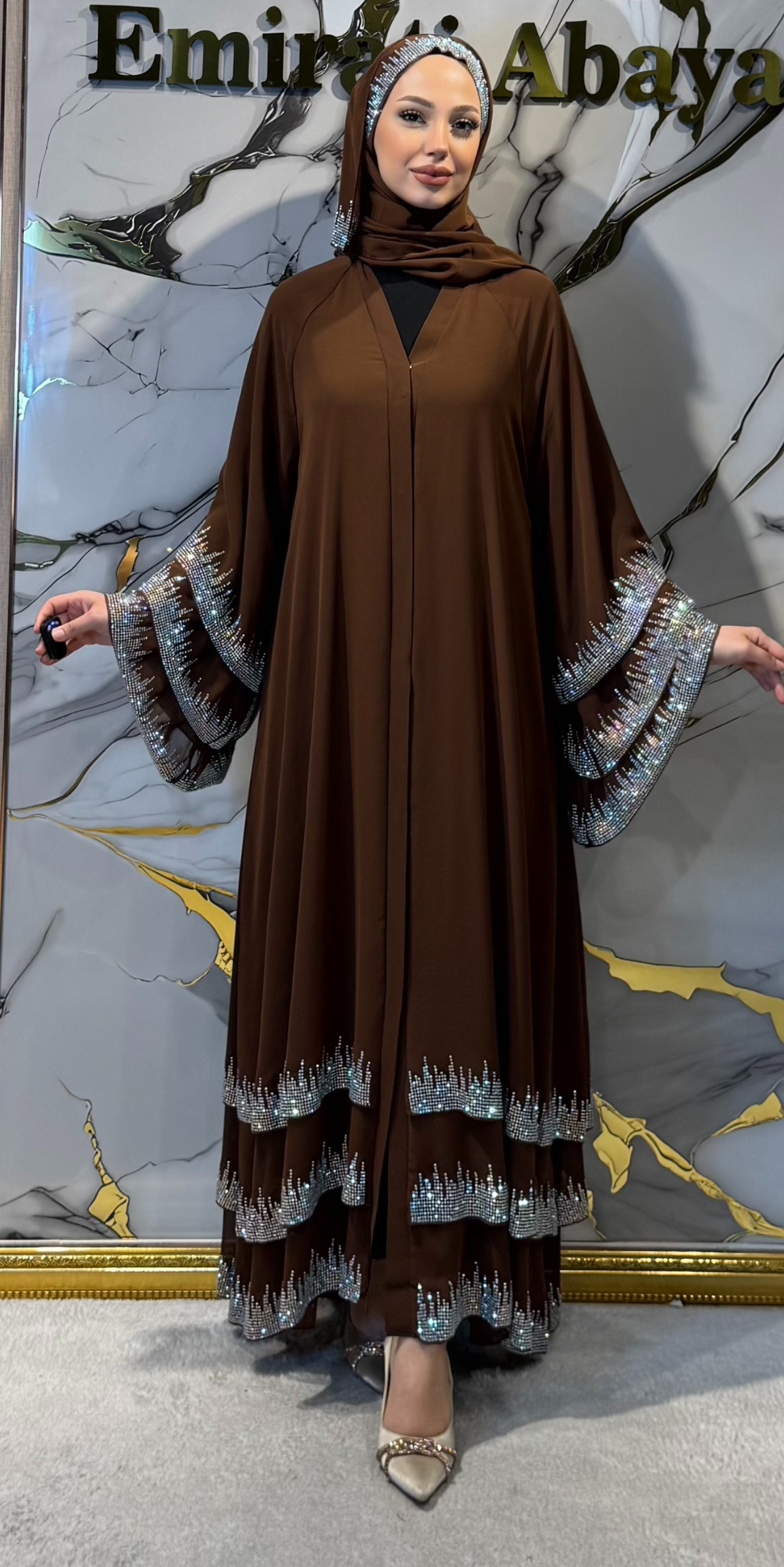 عباية بنية بثلاث طبقات مزينة بأحجار سواروفسكي