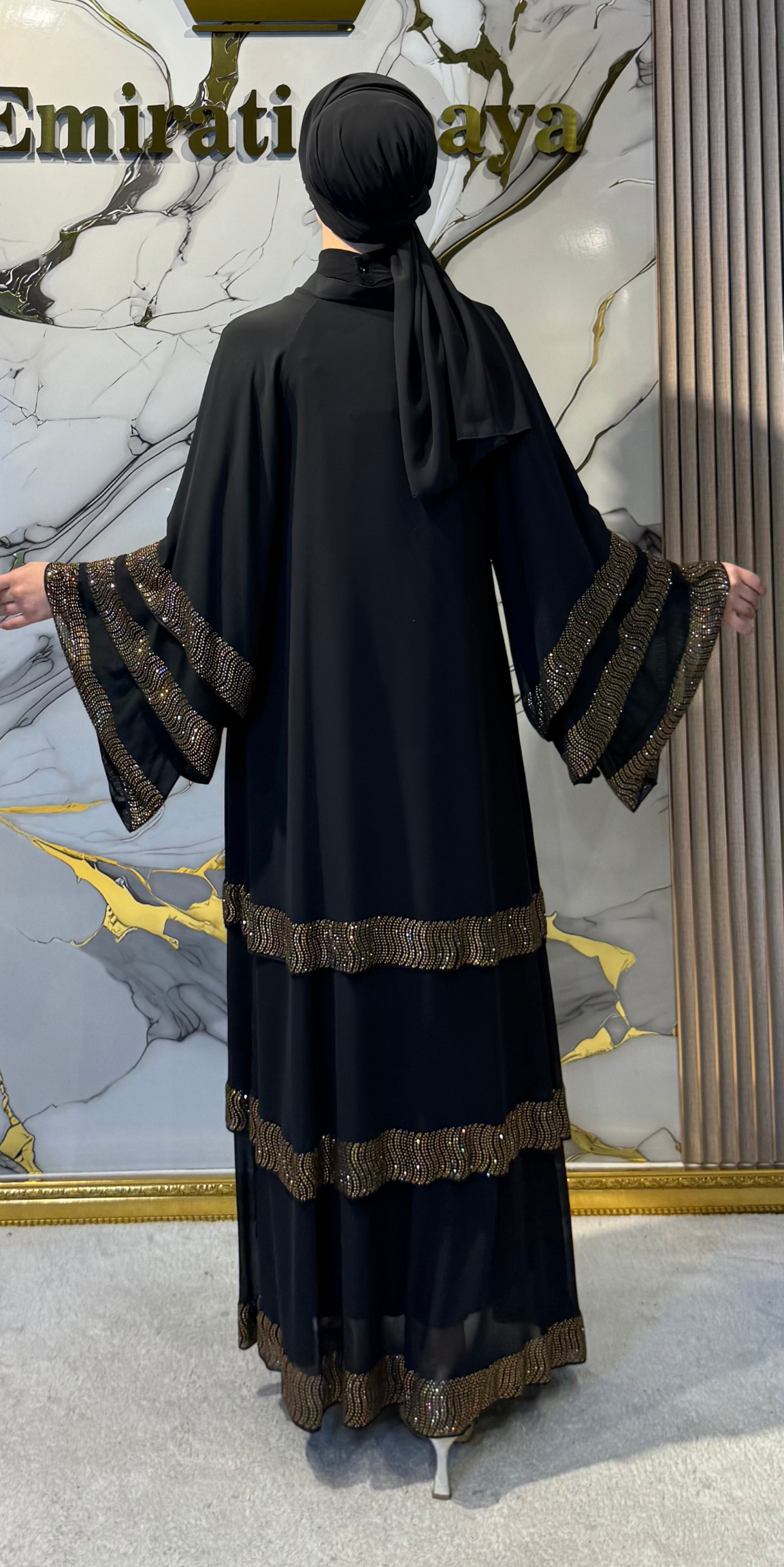 Altın Taşlı Emirati Tasarım Üç Katlı Siyah Şifon Abaya