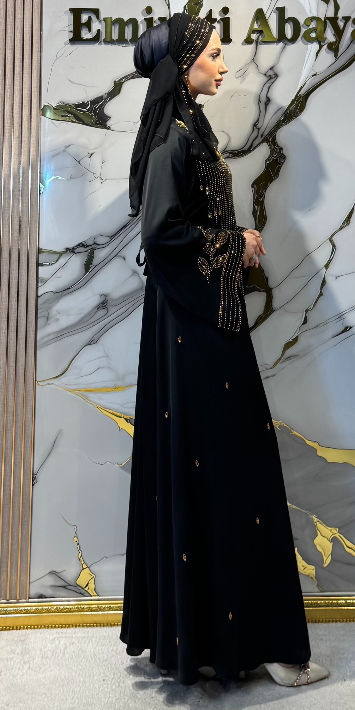 El İşlemeli Altın Çiçekli Sarkıt Taşlı Siyah Dubai Abaya – Şallı Takım | EF0042 GSB
