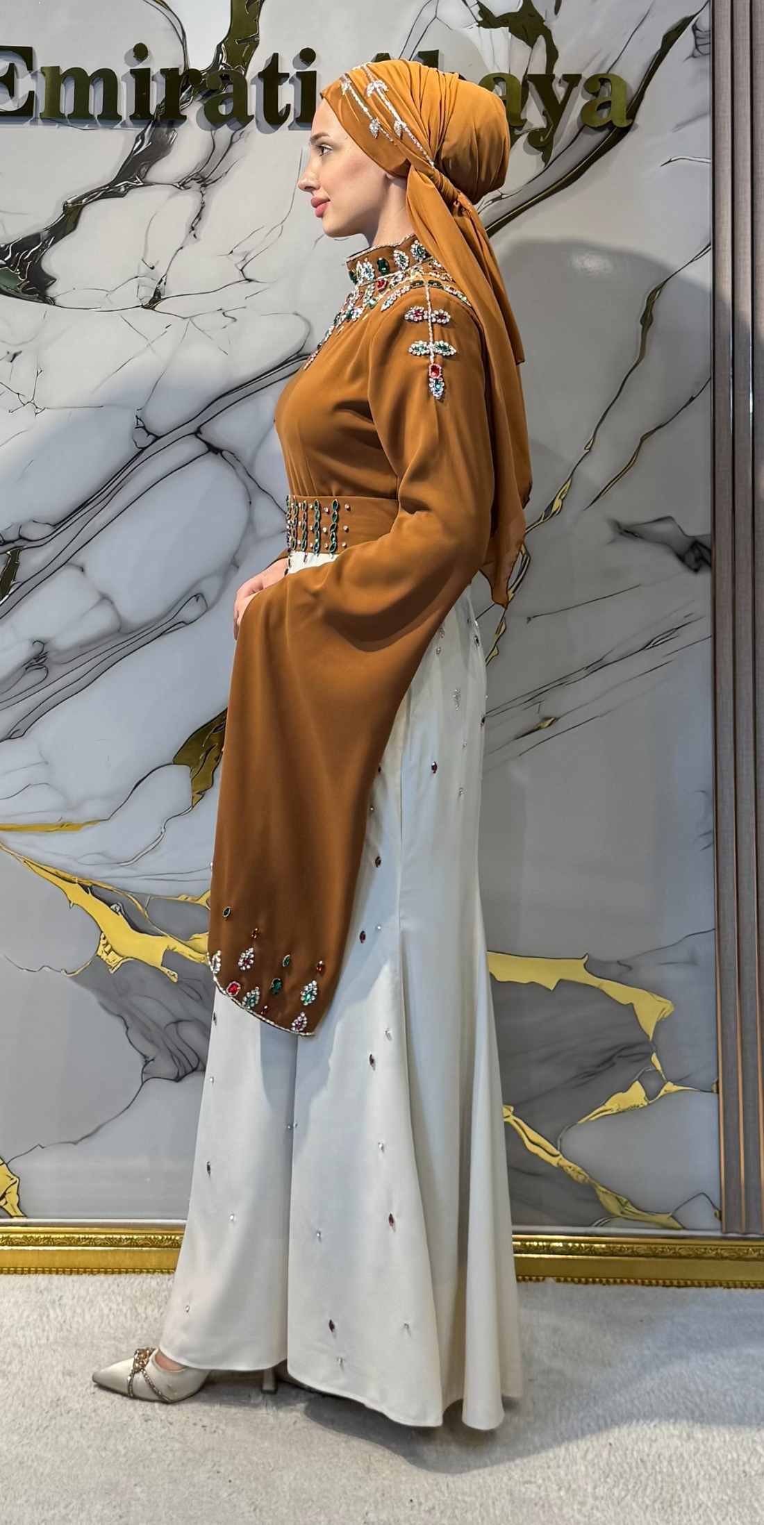 El Yapımı Renkli Taşlı Kahverengi Beyaz Krep Abaya | Şal Dahil | EF0027