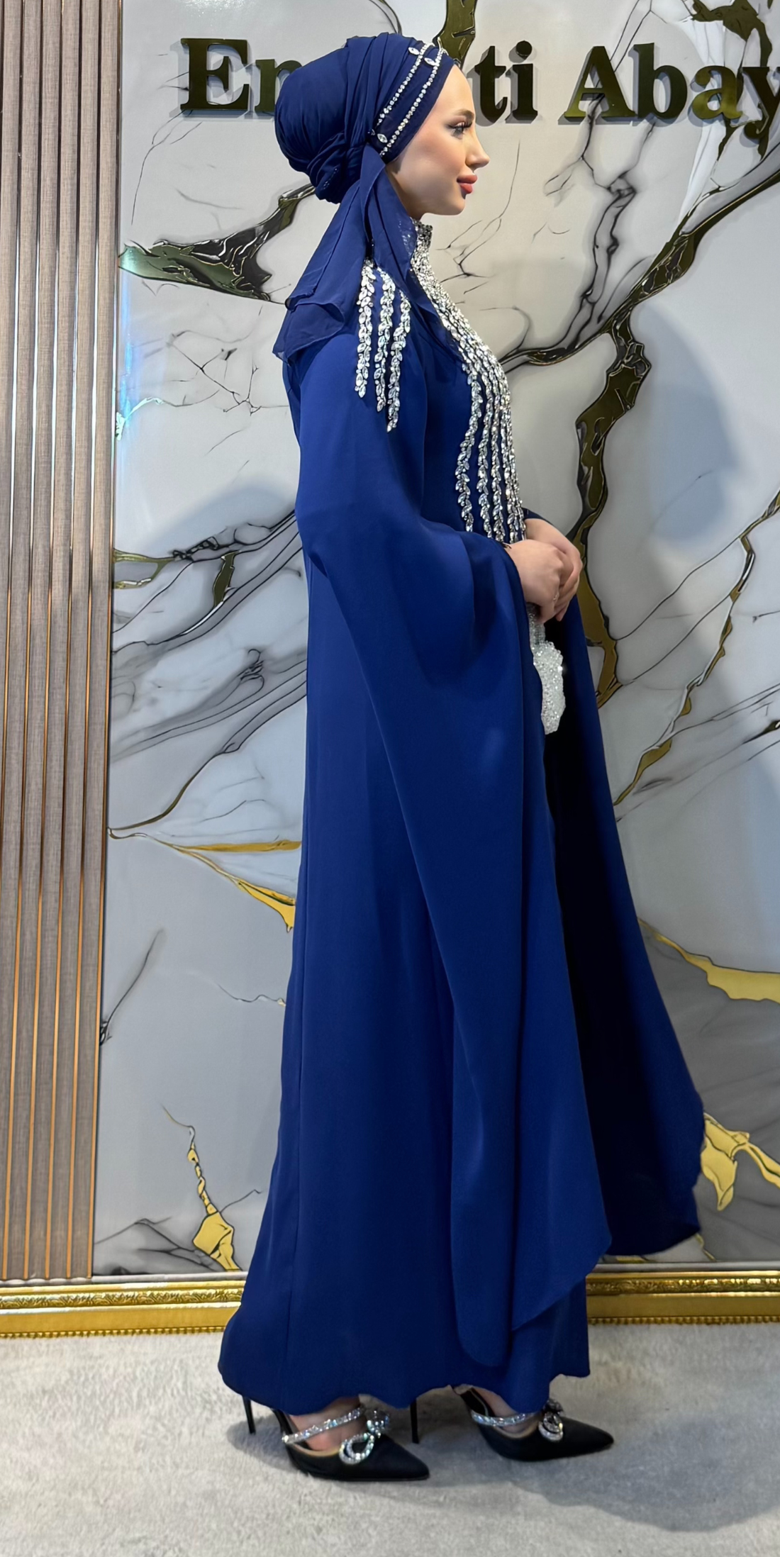 Saks Mavi Dubai Kumaş Boyundan Aşağı El İşçiliği Beyaz Taşlı Abaya | EF0019 WSDL