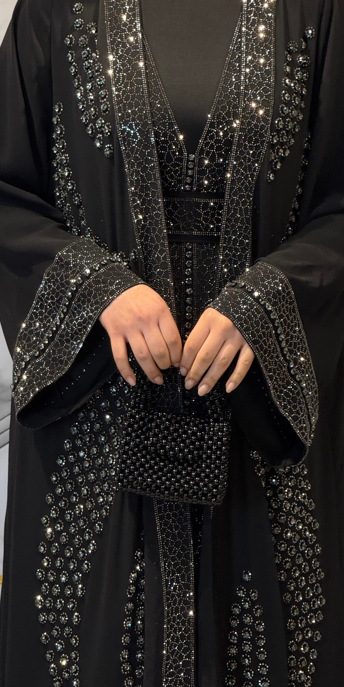 عباية محلية مفتوحة من الأمام بأحجار الكريستال