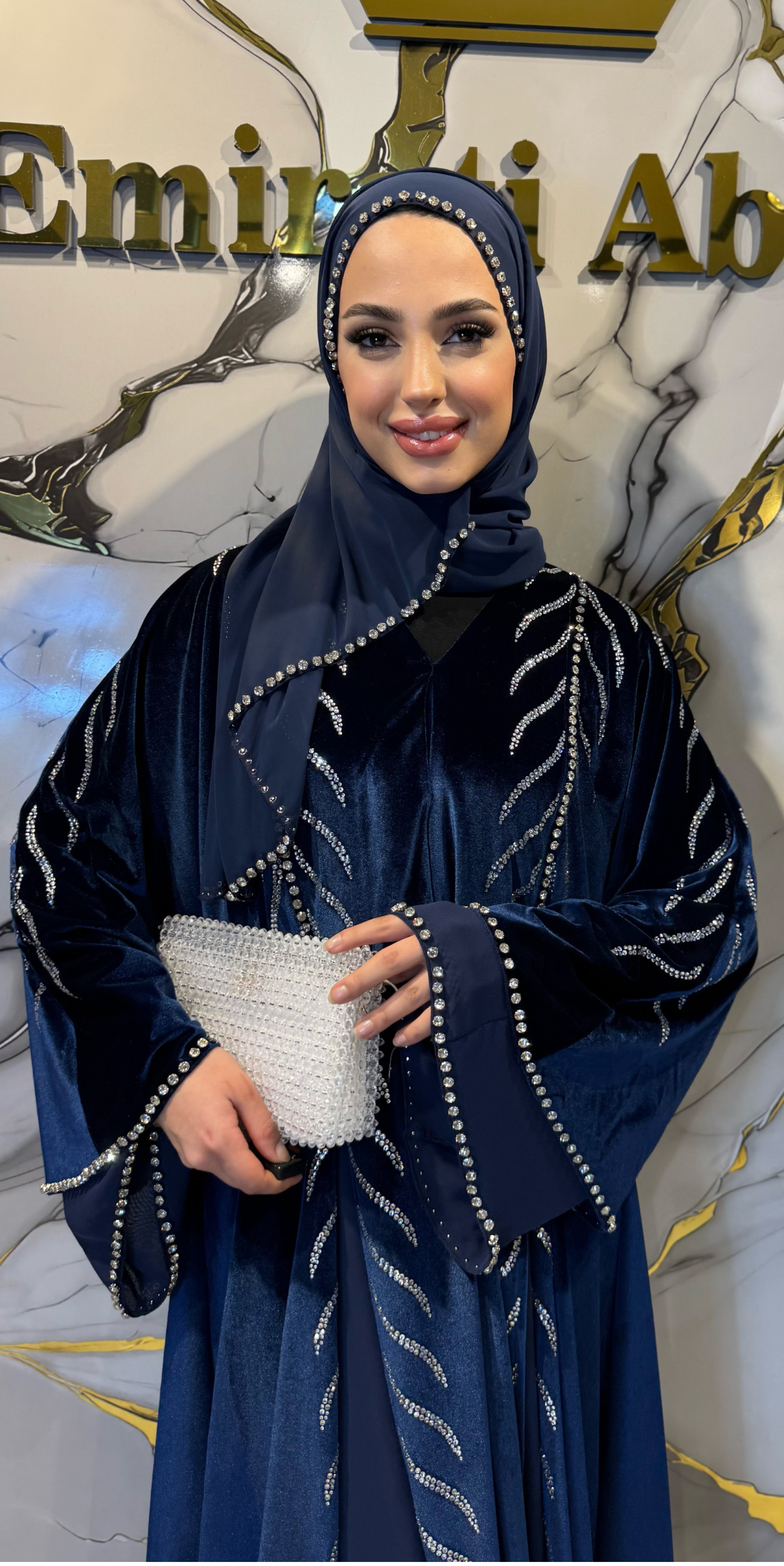 عباية كوين لاسيفيرت مخملية بيضاء مطرزة بحجر الكريستال على الطراز الدبي LY41 WSVL