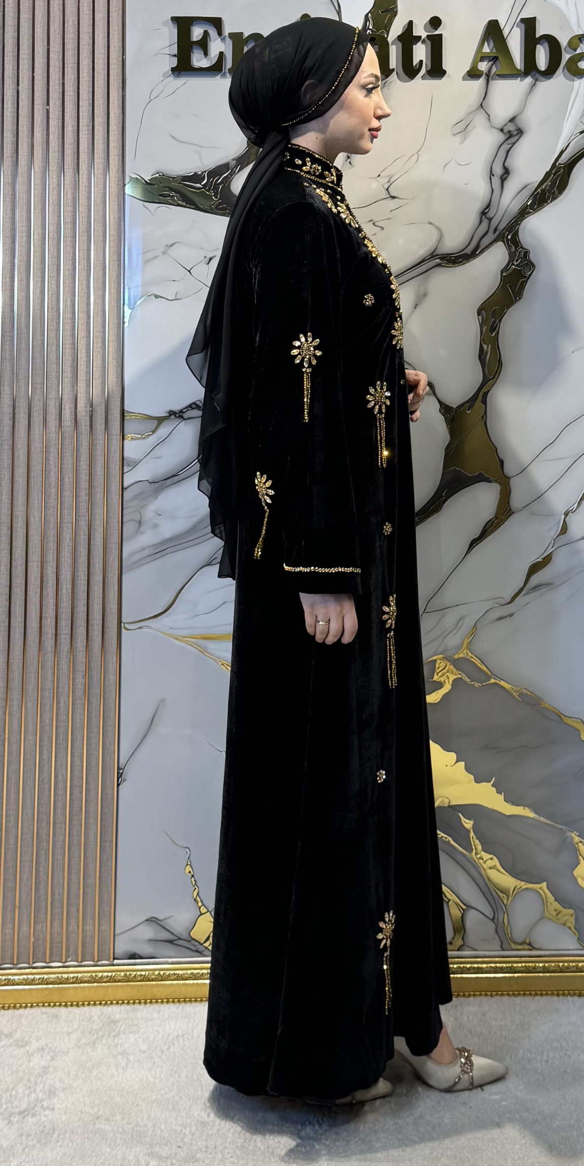 El Yapımı Gold Çiçek Taşlı Lüks Siyah Kadife Abaya Şal Dahil | EF0028 GSVB