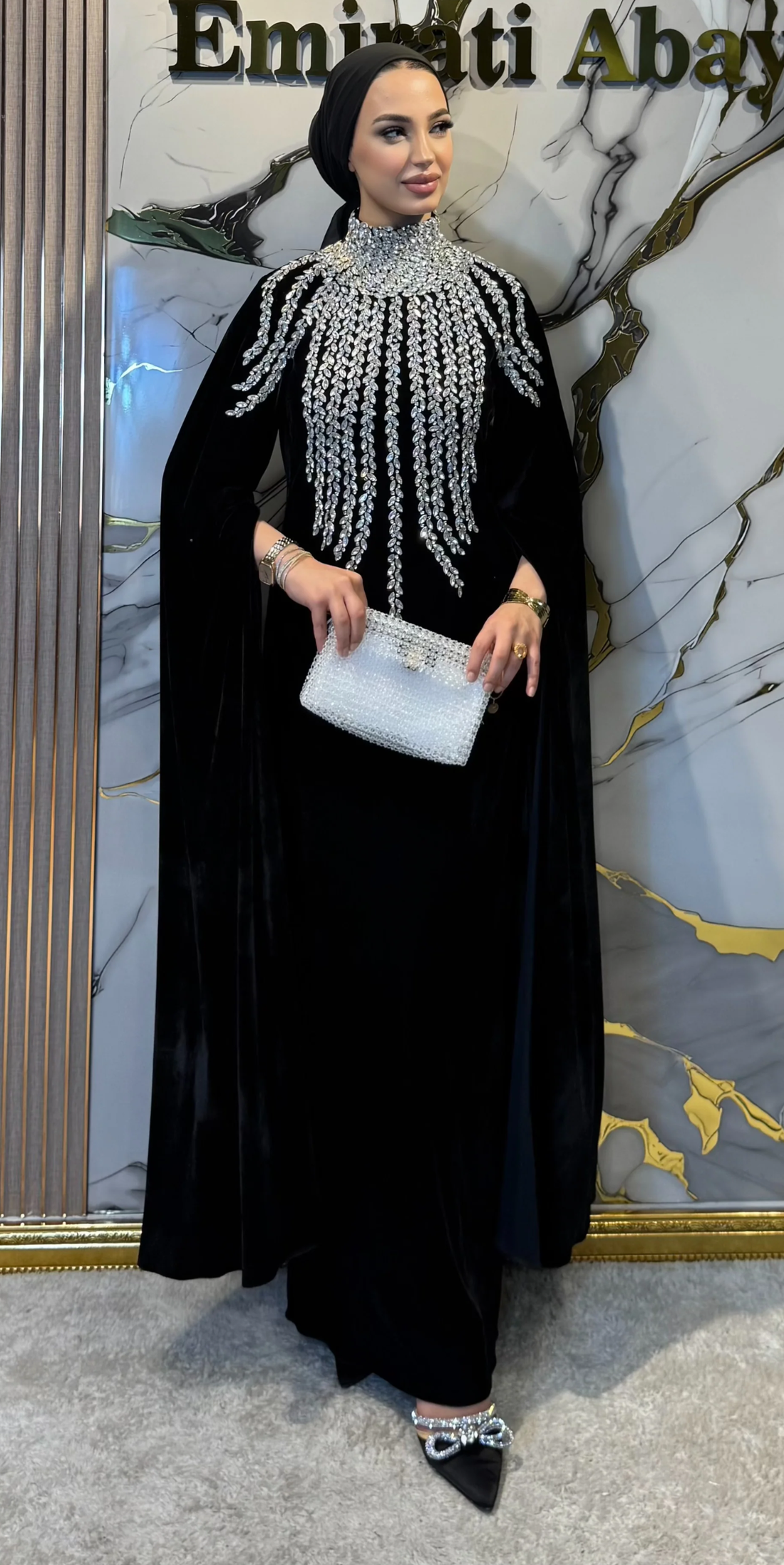 Uzun Kollu El İşçiliği Beyaz Taşlı Siyah Kadife Abaya | EF0019 WSVB