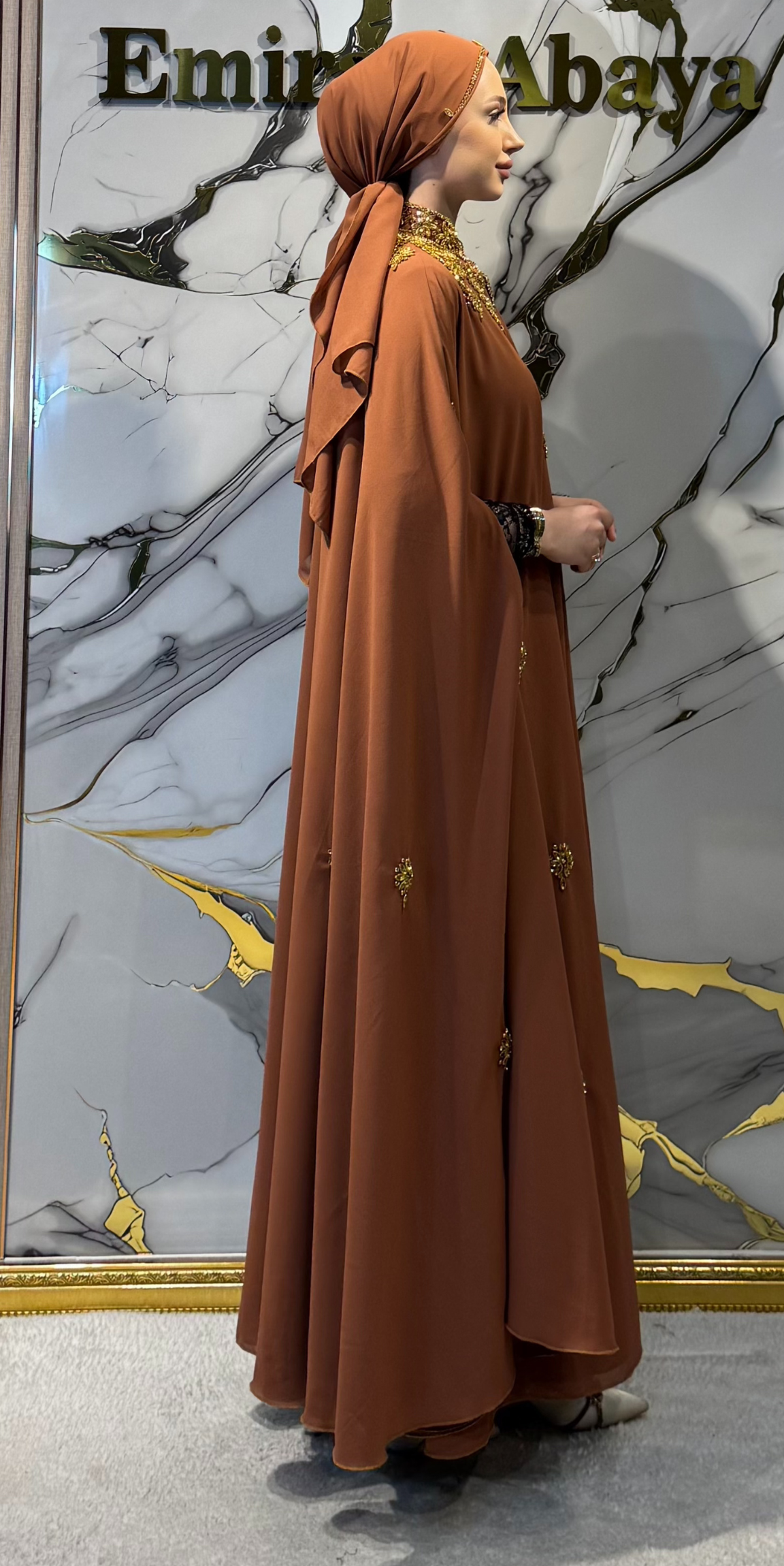 El İşlemeli Altın Taşlı Taba Pelerinli Dubai Abaya – Kolsuz Model Şallı Takım | EF0011 GSBROWEN