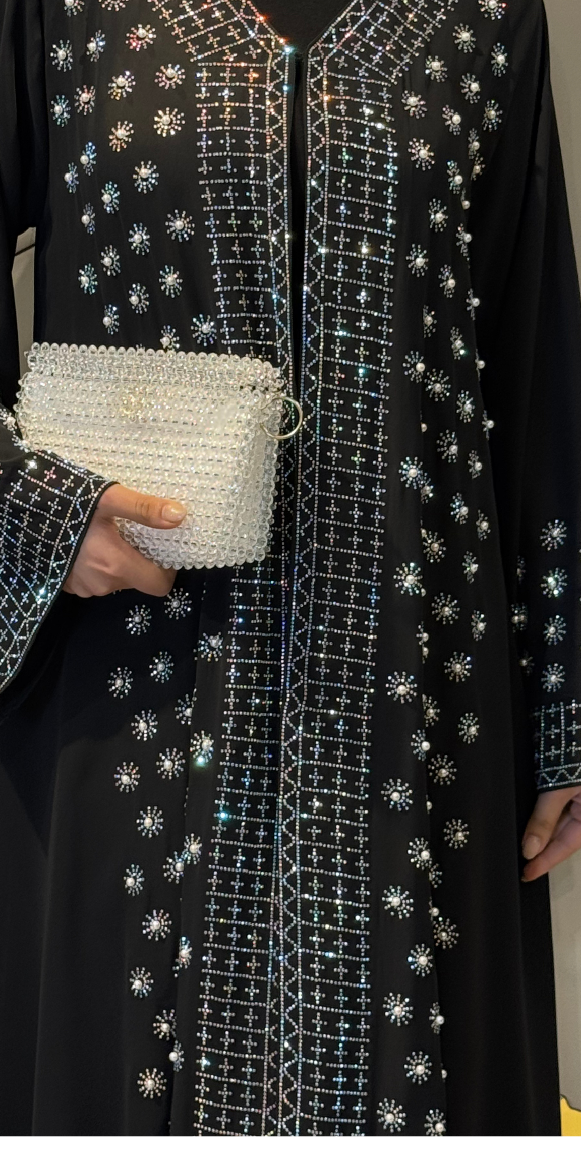 عباية سوداء مرصعة بأحجار سواروفسكي في الأمام