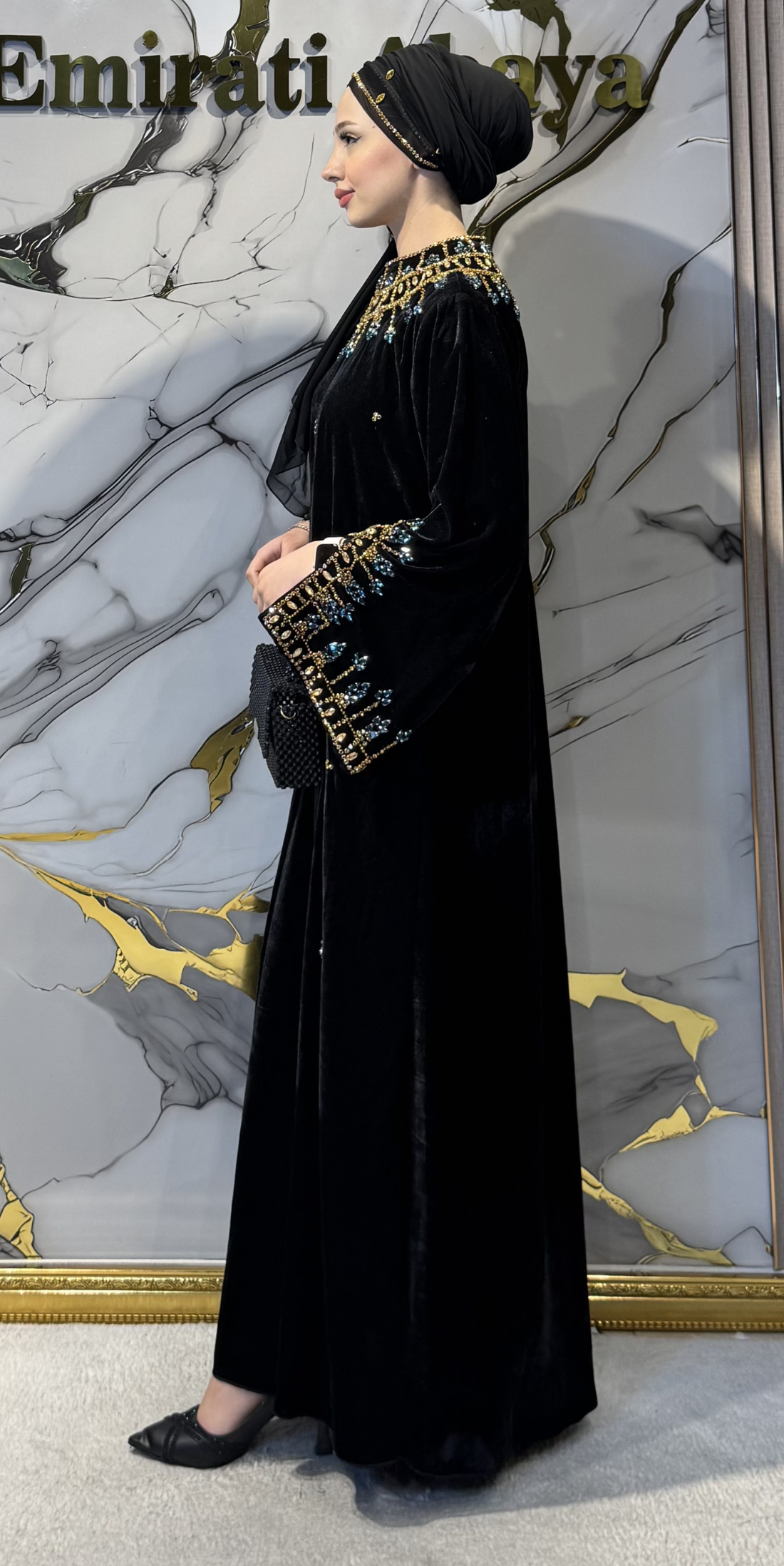Siyah Kadife Mavi ve Gold Taş İşlemeli El İşlemli Abaya | EF0025 GSVB