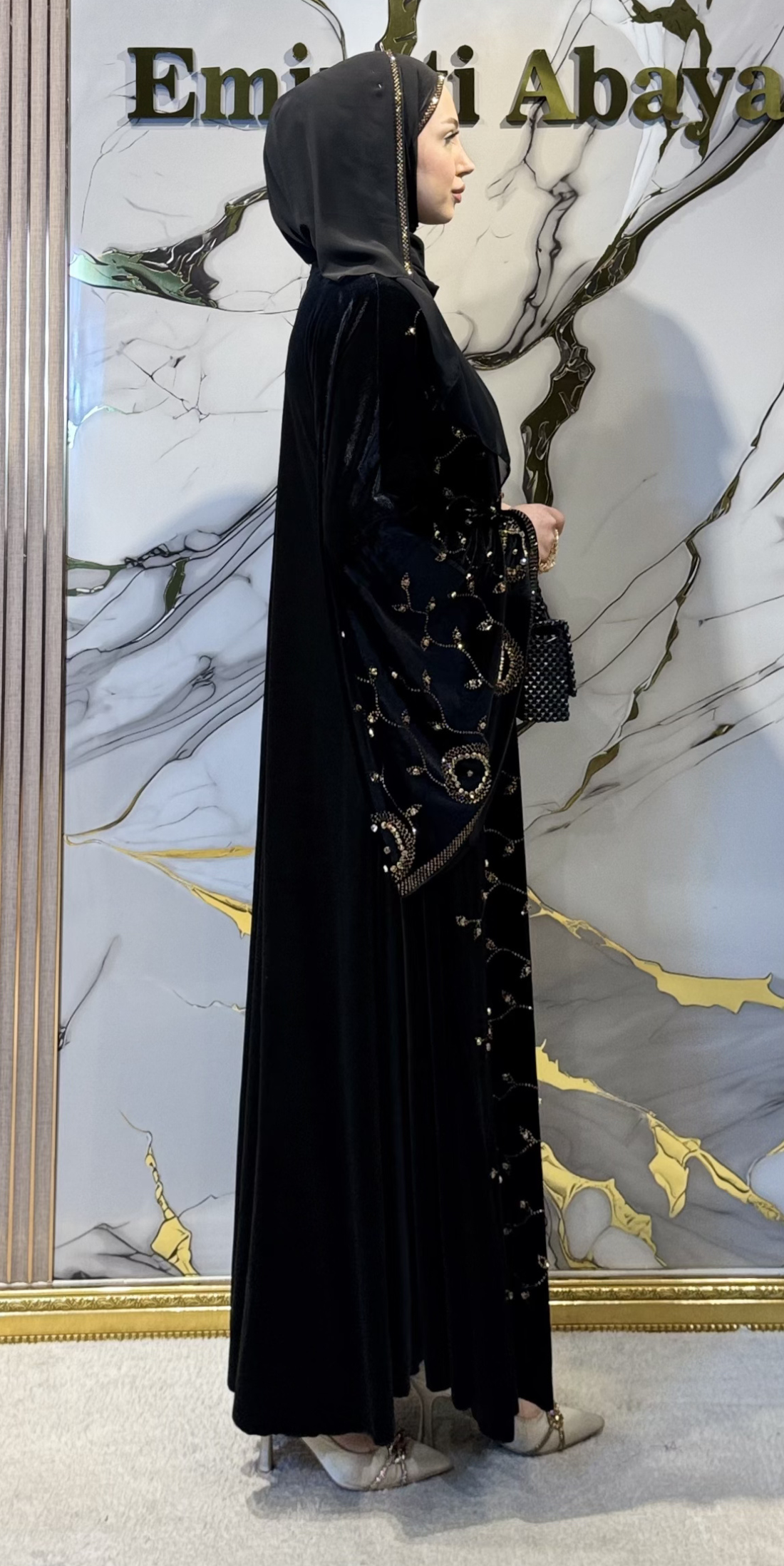 Önü Gold Taşlarla Süslenmiş Kadife Abaya - Çıtçıtlı Zarif Model TM077 GSVB