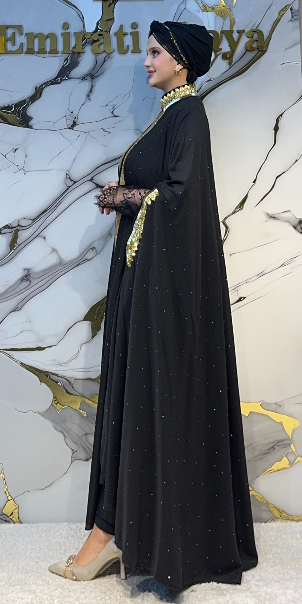 Altın Taşlı Dantel Kollu Siyah Kolsuz Abaya Emirati Abaya | LY71