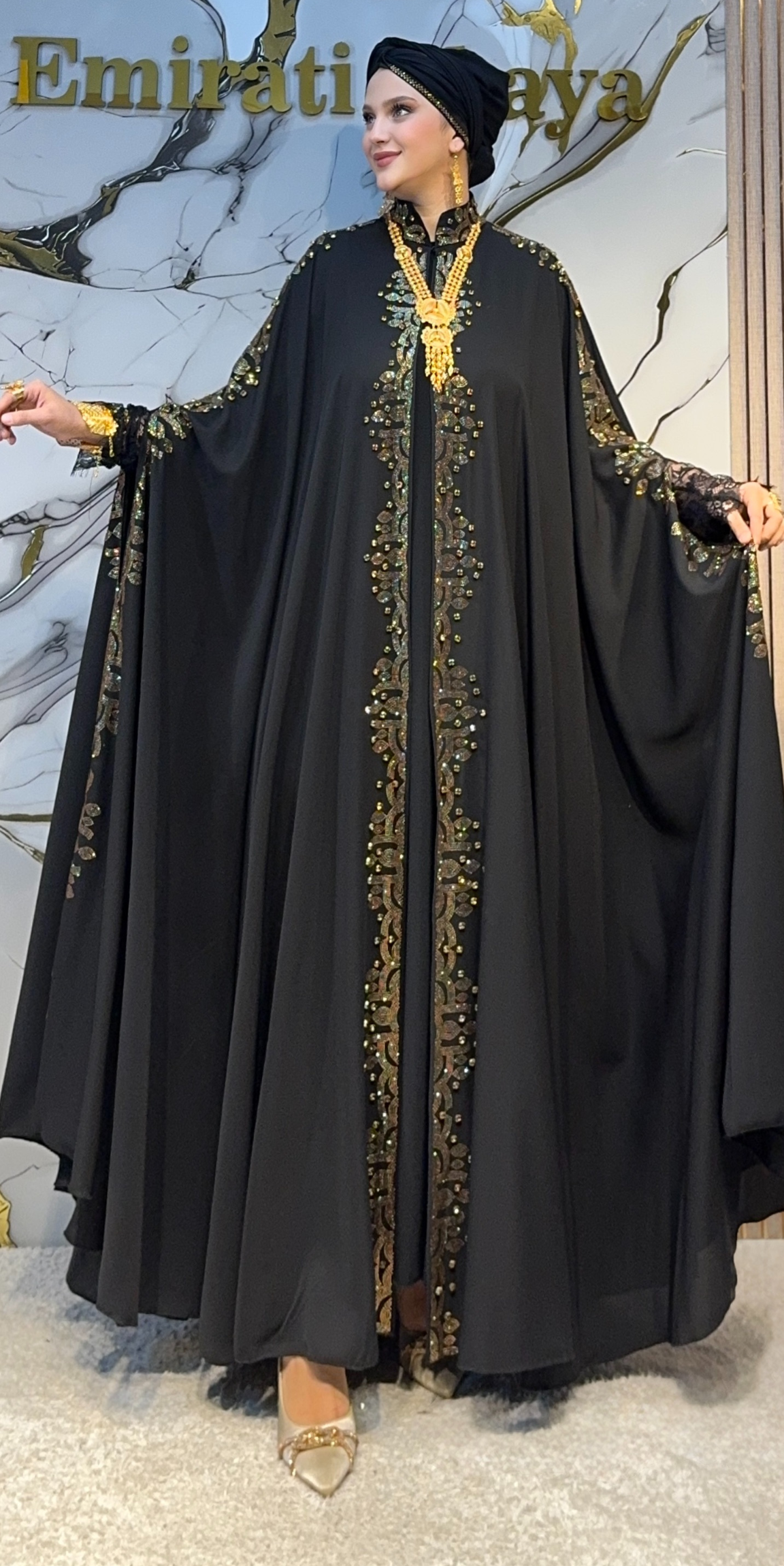 Altın Taşlı Omuz Detaylı Dantel Kollu Siyah Kolsuz Abaya | LY73 GSB