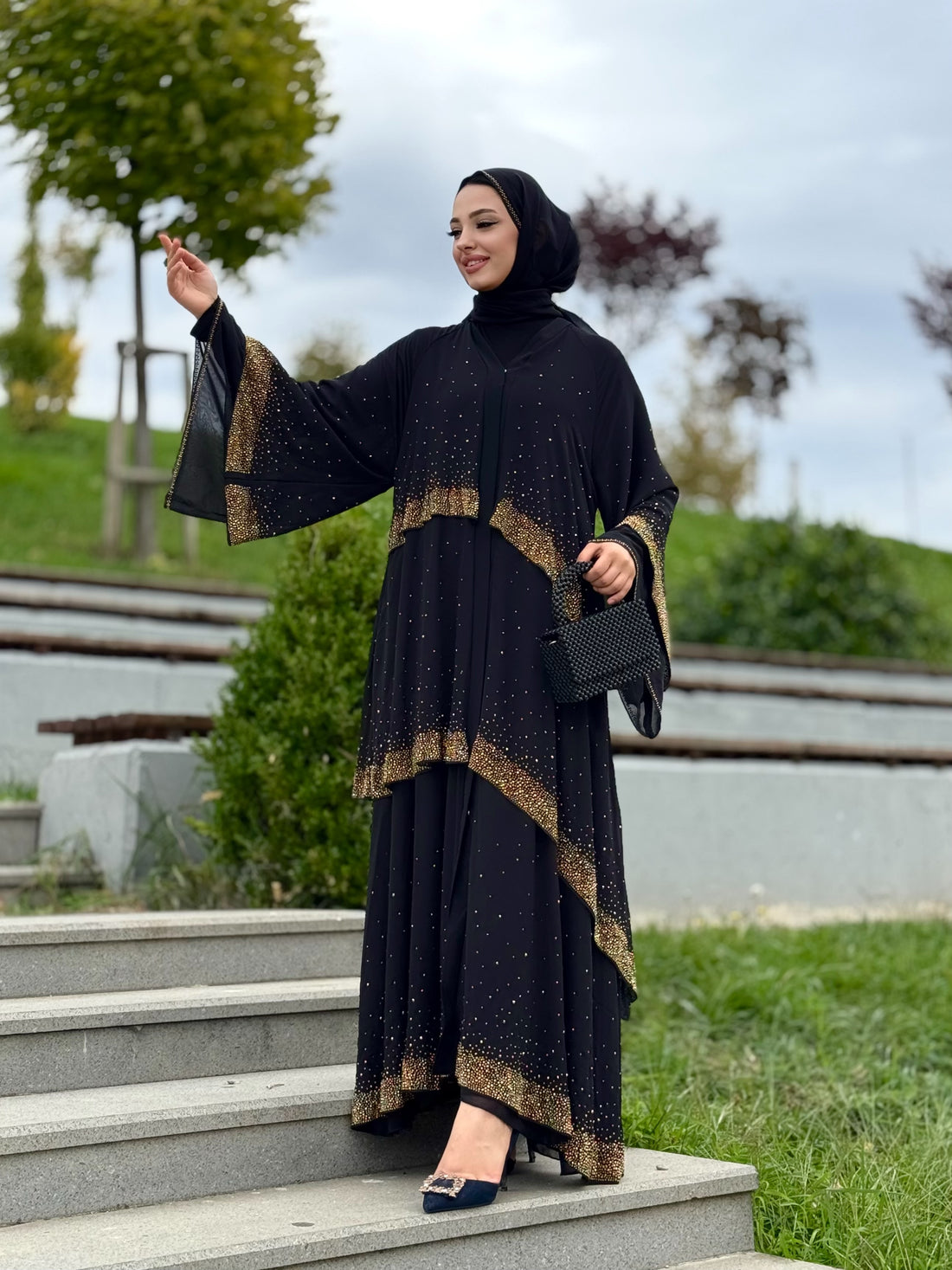 عباية سوداء أنيقة مزينة بأحجار ذهبية