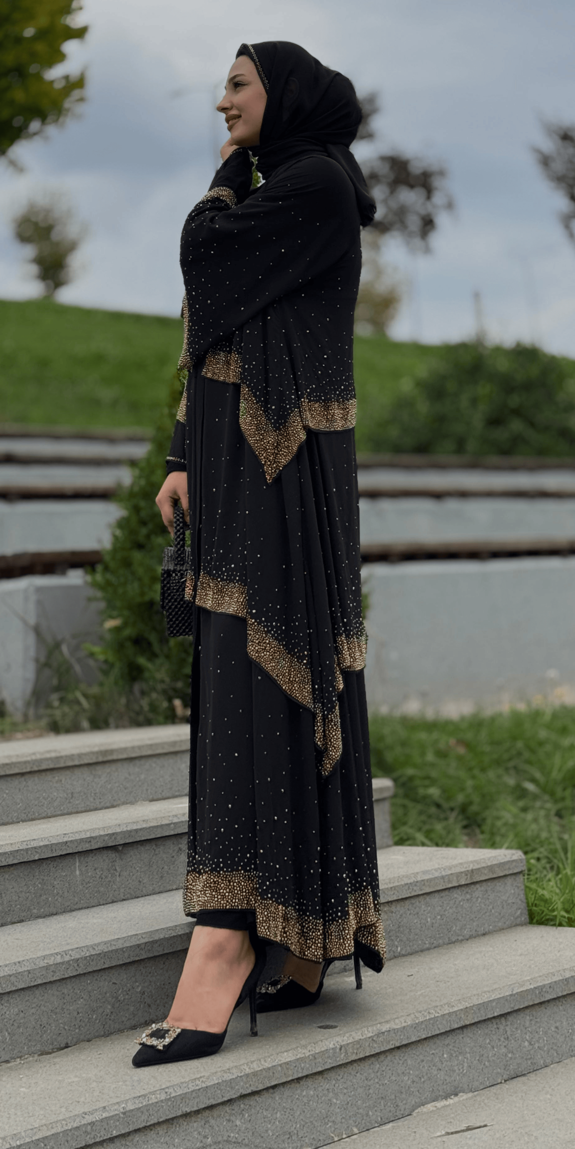 Gold Taşlı Katmanlı Siyah Şık Abaya